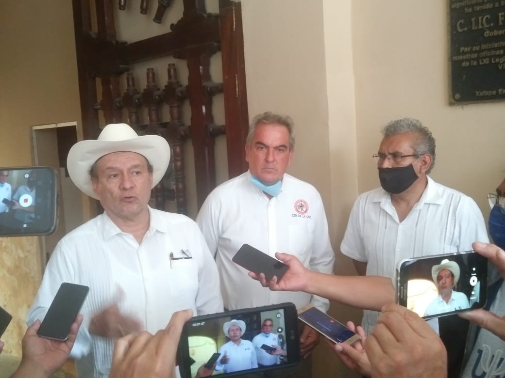 Peritos de fiscalía y Notario, dan fe de daños y cierre de edificio de Liga de comunidades agrarias WhatsApp Image 2020-05-19 at 22.03.46