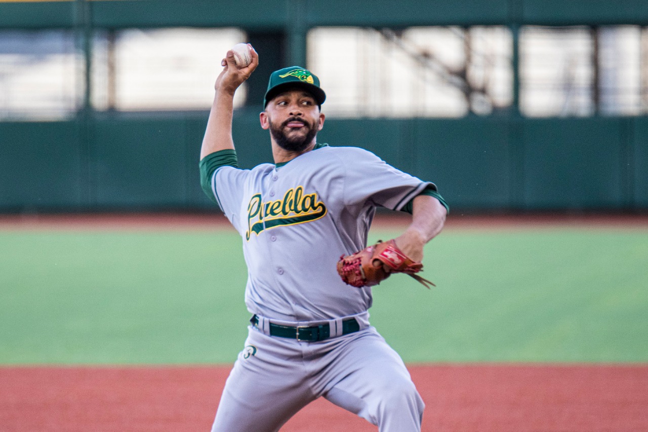 González y Vásquez comandan triunfo de Mariachis. M-P1