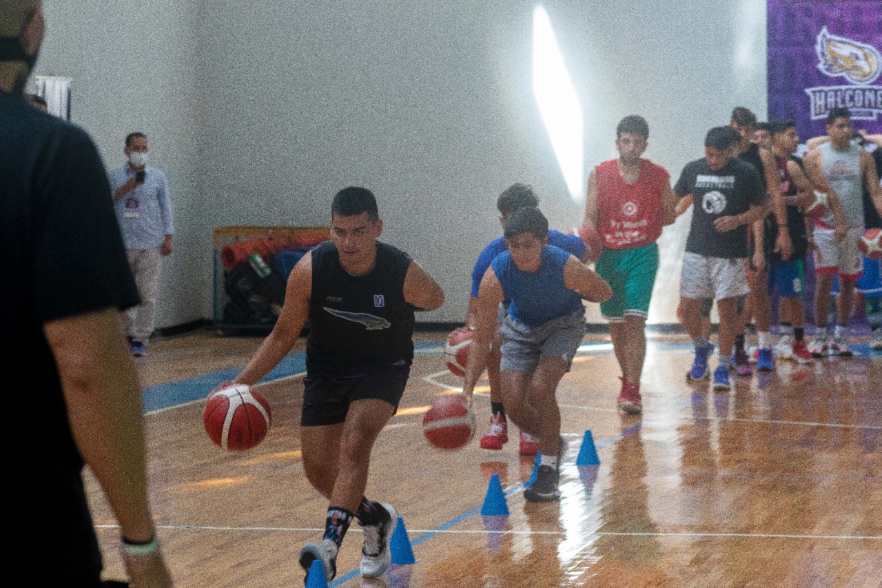 Jóvenes muestran sus habilidades en tryouts para sumarse a Halcones de Xalapa. IMG-20210701-WA0051