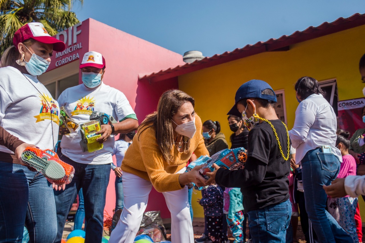 DIF realiza caravana de entrega de juguetes "Estrella de la Alegría". IMG-20220107-WA0043