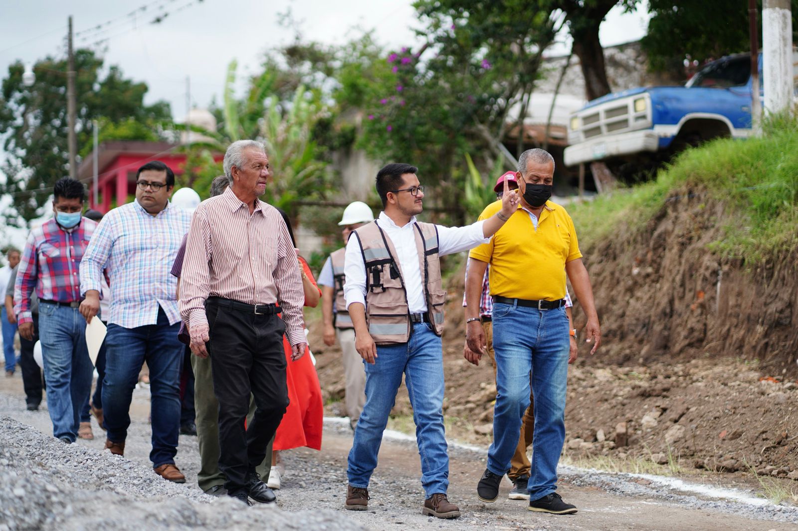 Da banderazo Erick Ruíz a pavimentación de camino entre las localidades más grandes de Emiliano Zapata. IMG-20220715-WA0048