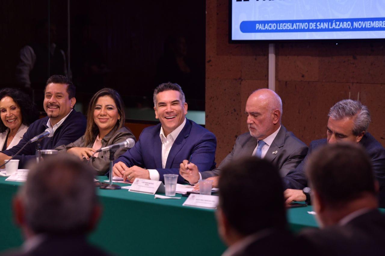 Las organizaciones de transportistas más importantes del país, se reúnen con diputados federales para plantear propuestas de mejoras a la seguridad en carreteras. WhatsApp Image 2022-11-25 at 11.50.37 AM
