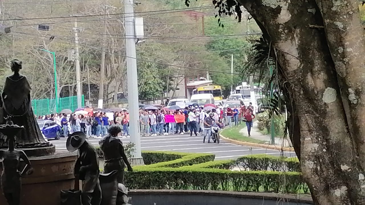 Estudiantes de Psicología de la UV bloquean Arco Sur. manifestación en Facultad de Psicología