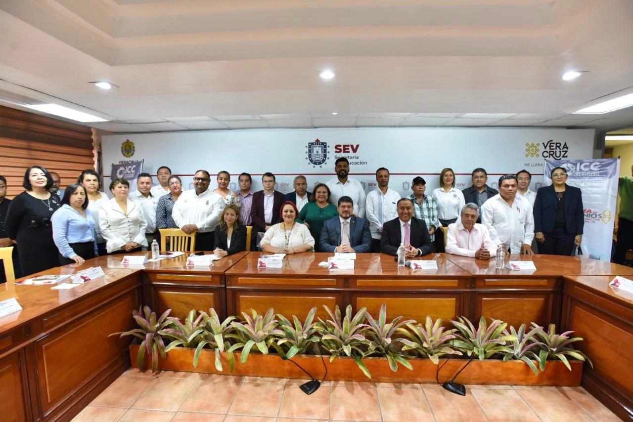 Zenyazen Escobar y 13 ayuntamientos firman convenio de colaboración. SEV