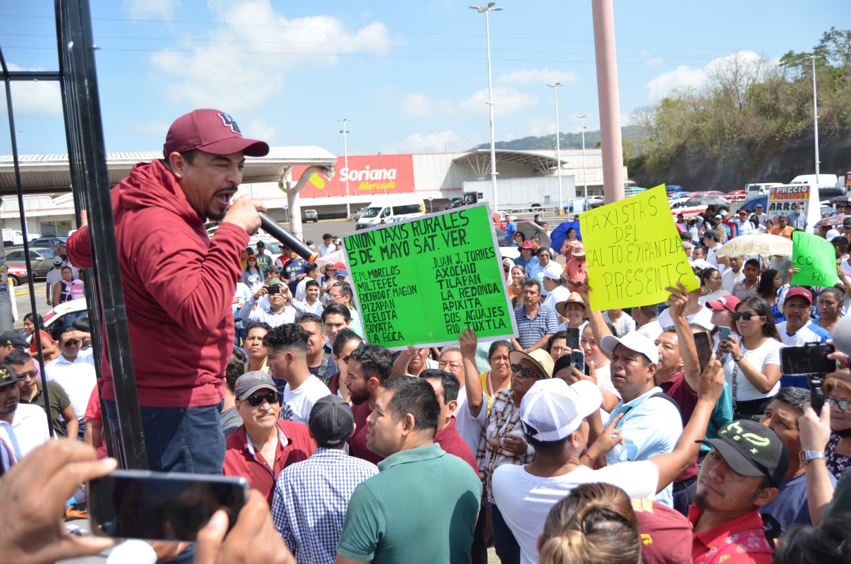 Cientos marchan por la justicia para México, al lado de Juan Javier Gómez Cazarín. Juan Javier Gómez Cazarín