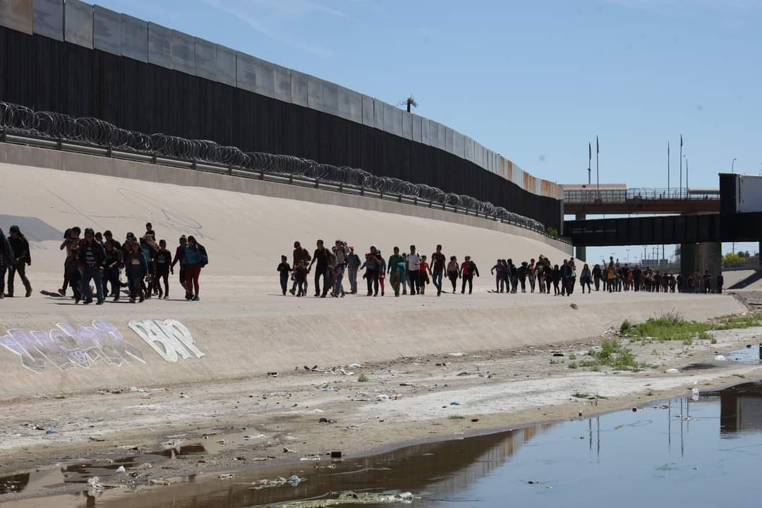 Mil migrantes se entregan al día a Patrulla Fronteriza FB_IMG_1681486554110