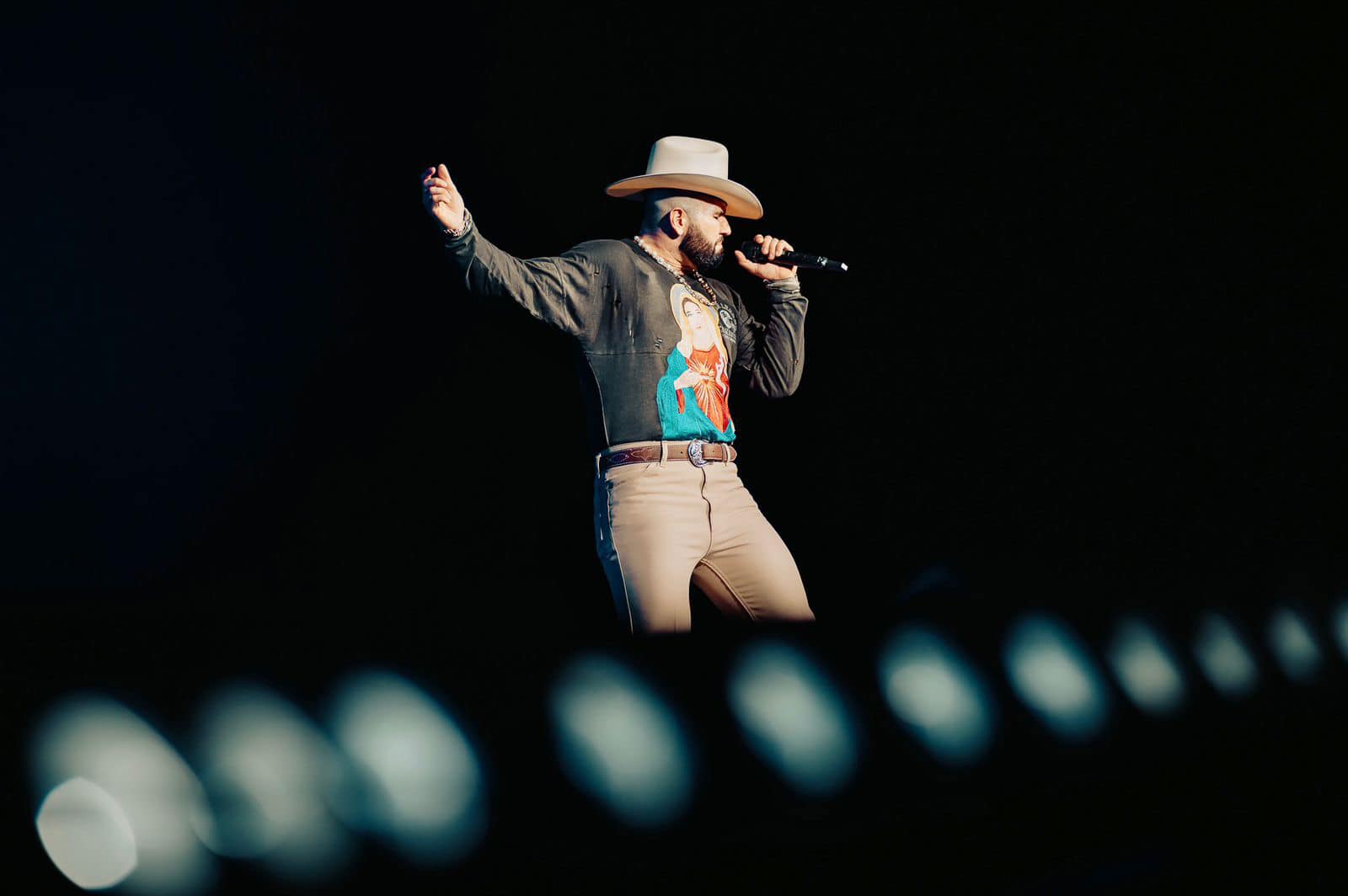 El cantante Carin León sufre caída en presentación en el municipio de Orizaba Carin León