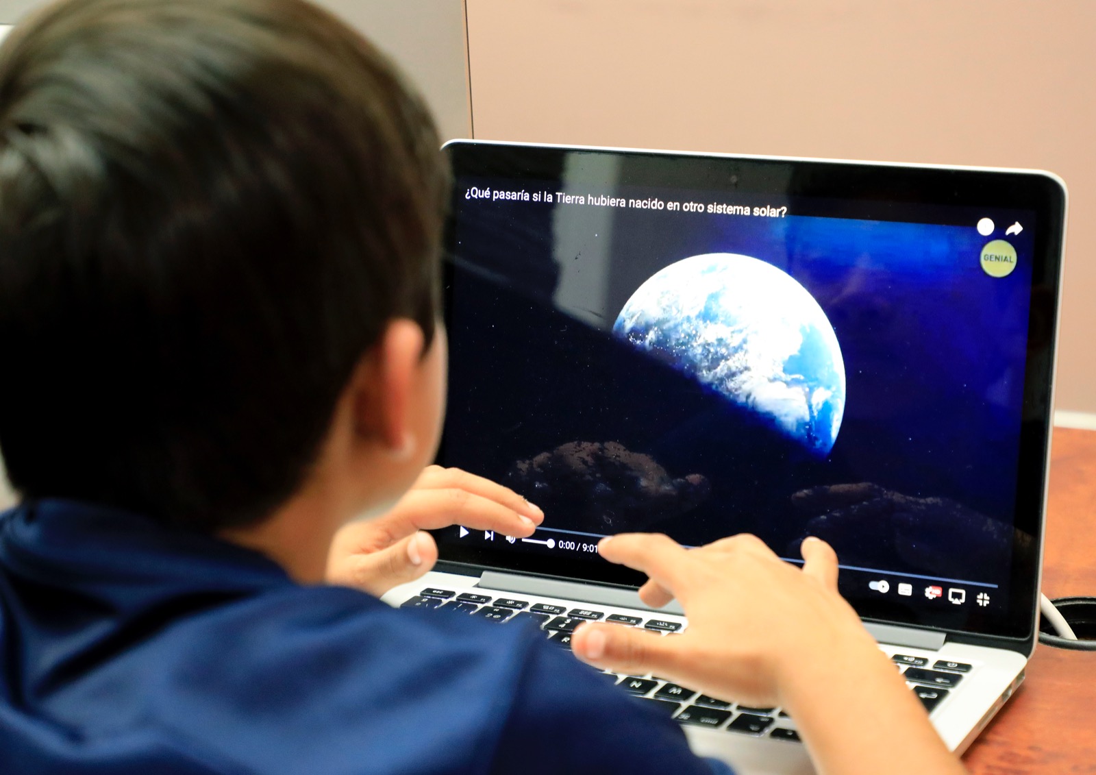 niño en la computadora