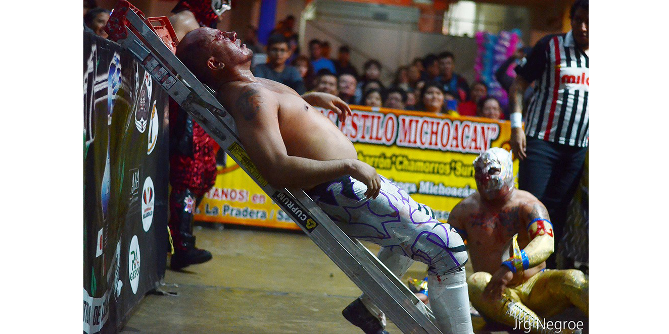 Triunfal presentación de Negro Casas en aniversario de Clase Mundial lucha libre