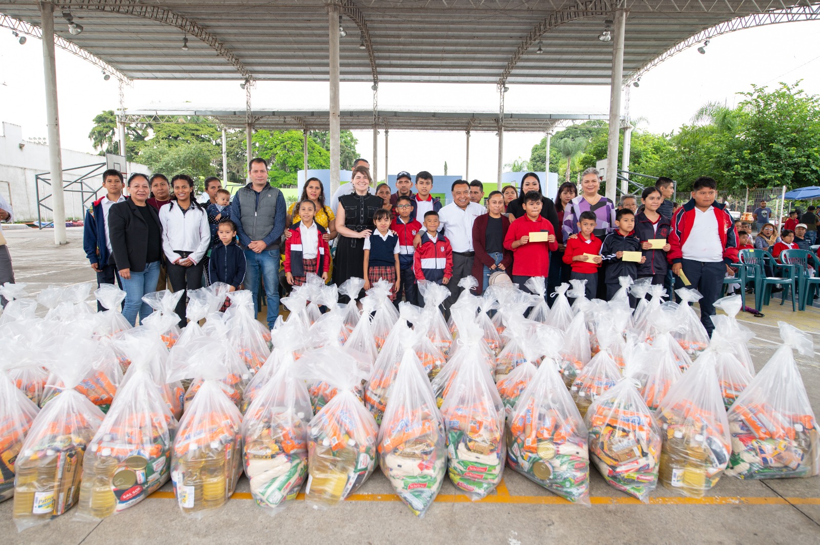 Entrega Ayuntamiento de Córdoba estímulos de becas a 400 alumnos WhatsApp Image 2023-07-24 at 12.58.15