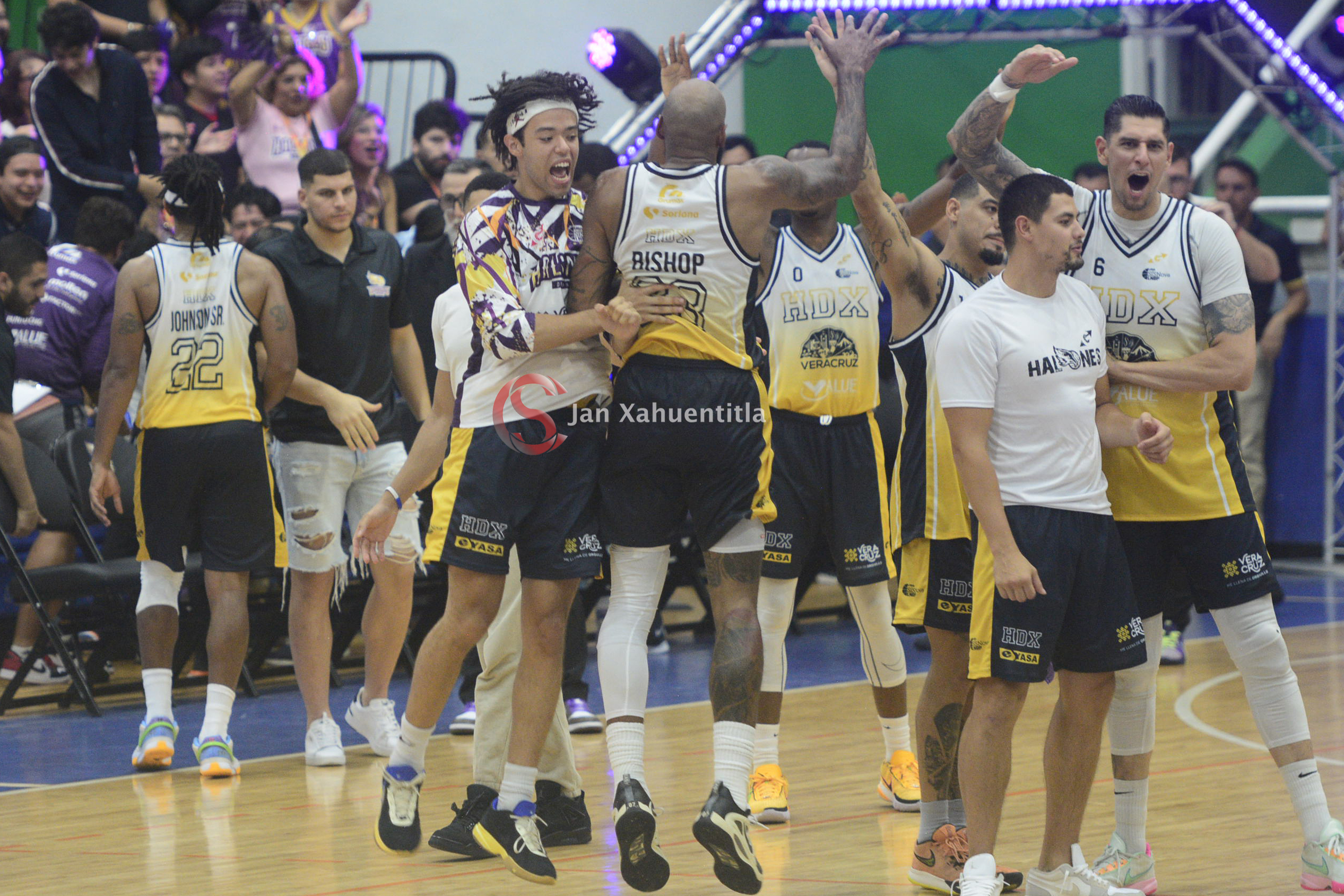 Halcones de Xalapa se impone en el primer juego de la serie en el clásico veracruzano Halcones de Xalapa