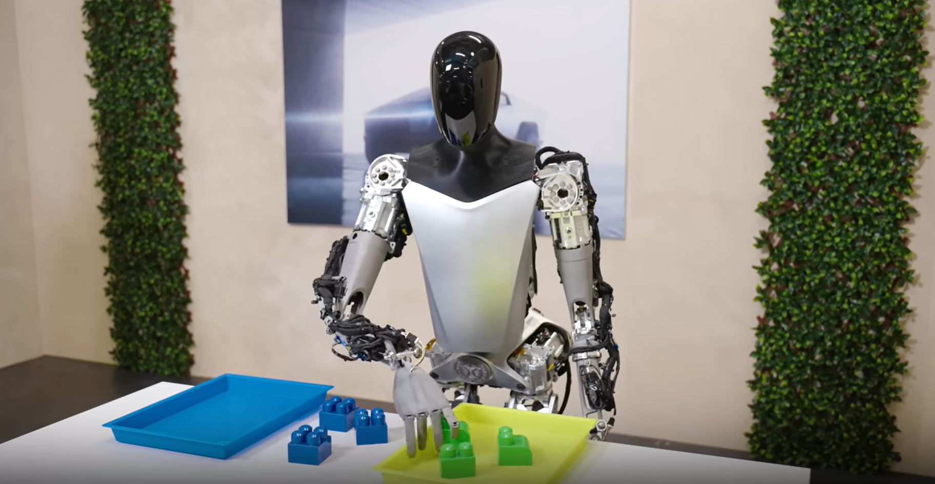 Robot Optimus ahora ordena objetos y hace yoga Optimus