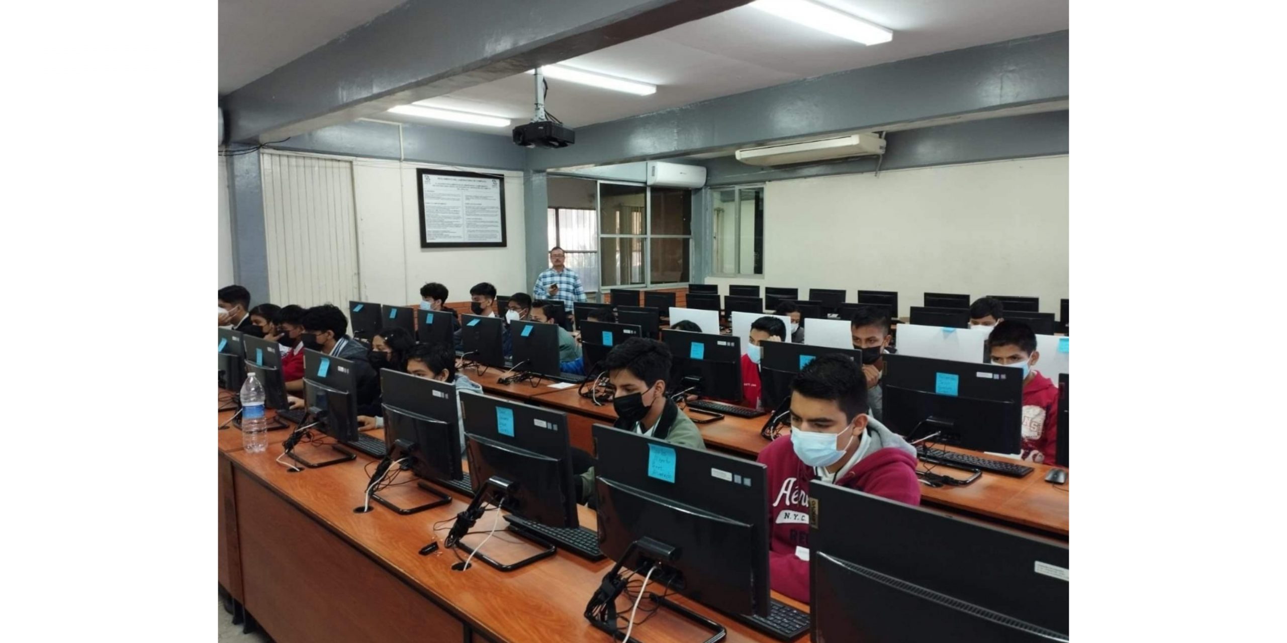 Padres de familia de Cbtis de Coatepec acusan malos manejos de las cuotas CBTIS Coatepec