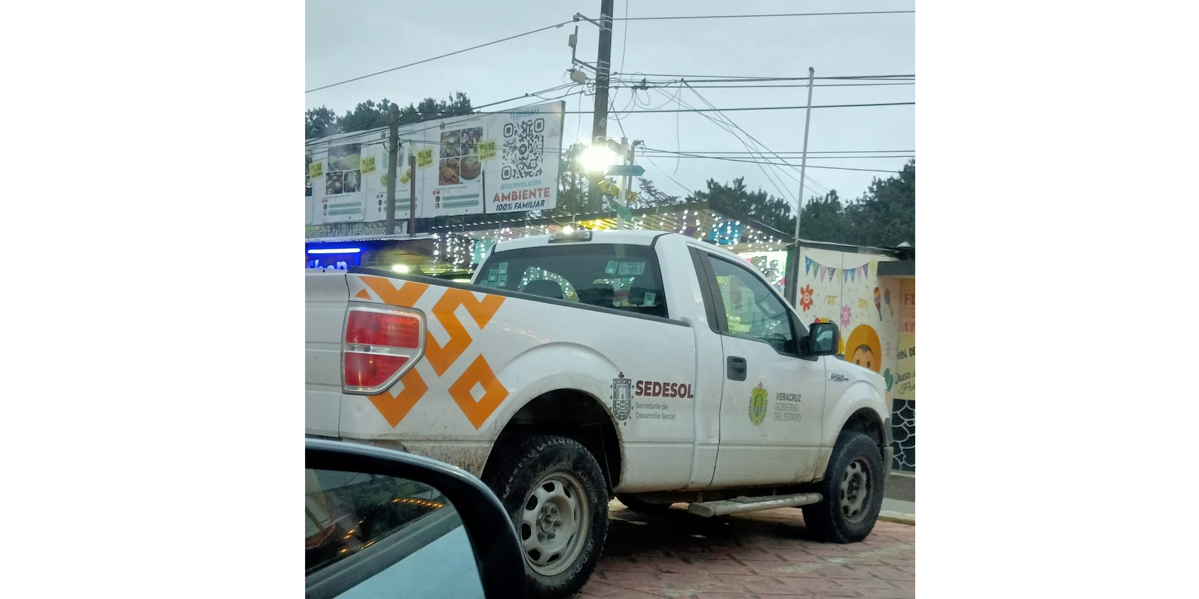 Camioneta de Sedesol usada para pasear y traer Pino de Navidad Sedesol