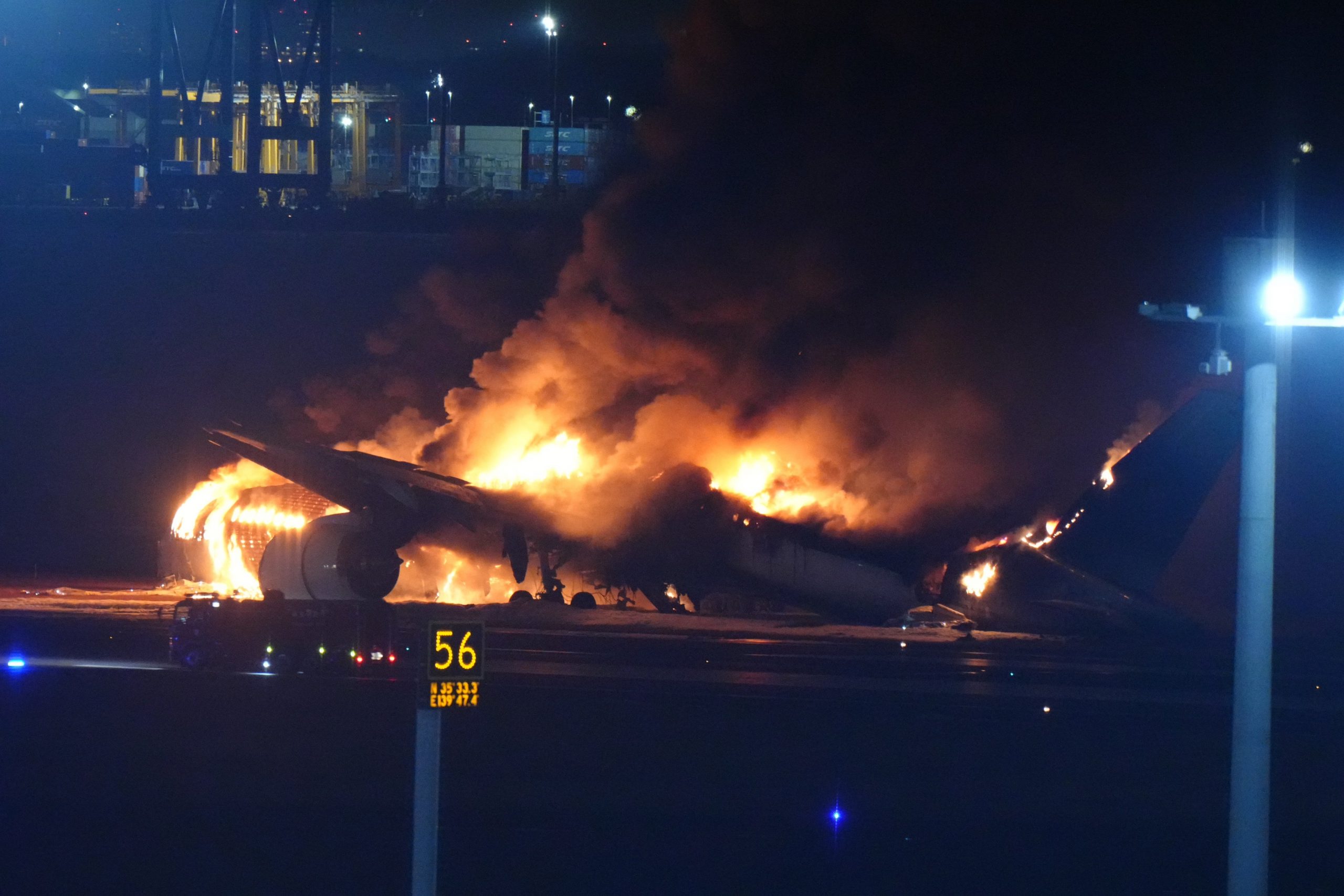 Un avión de Japan Airlines chocó contra una aeronave militar y se incendió en Tokio: hay cinco muertos GC1EO5oWAAAICwB