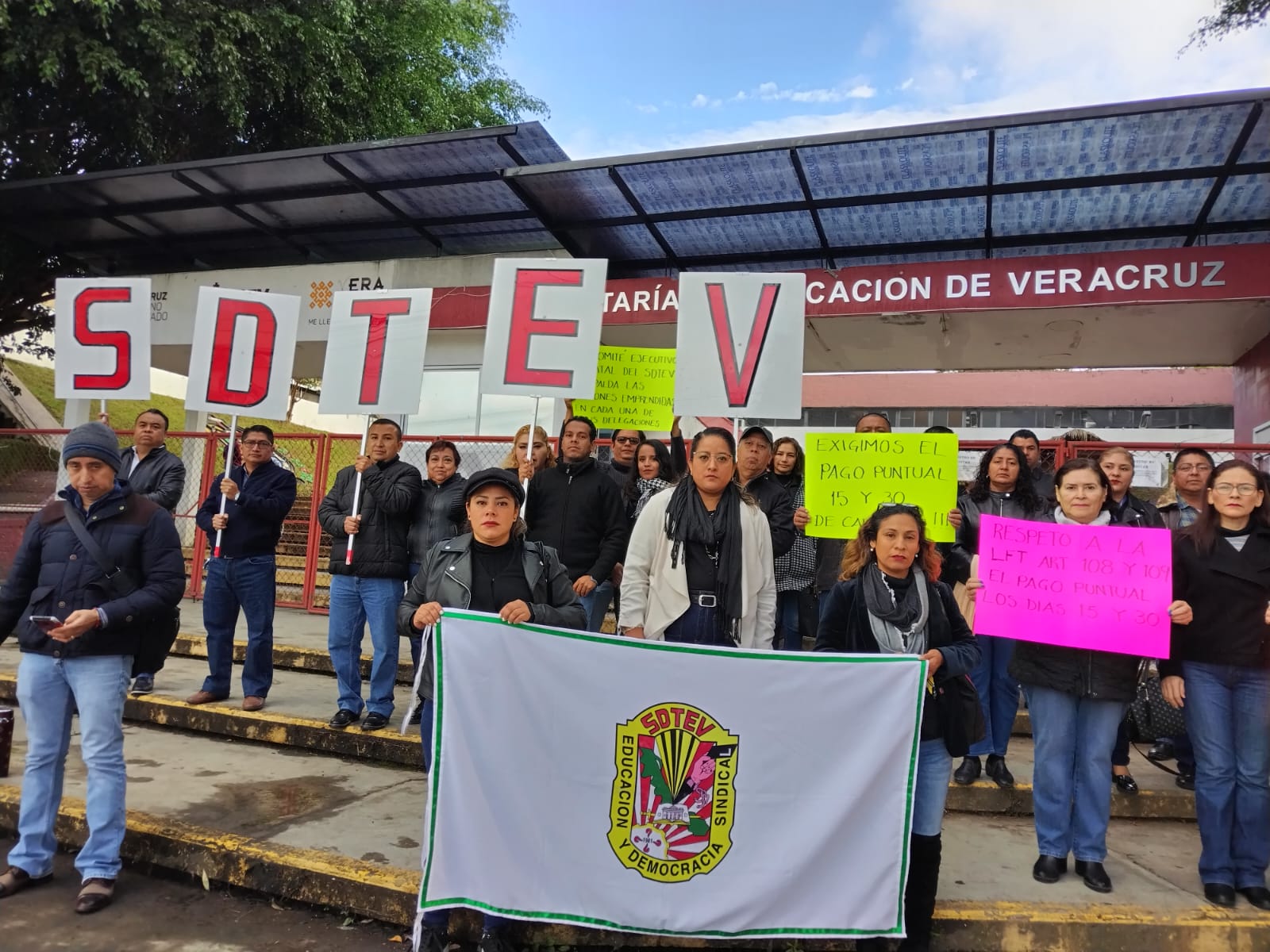Protestan ante SEV agremiados a SDTEV por falta de pago Manifestación