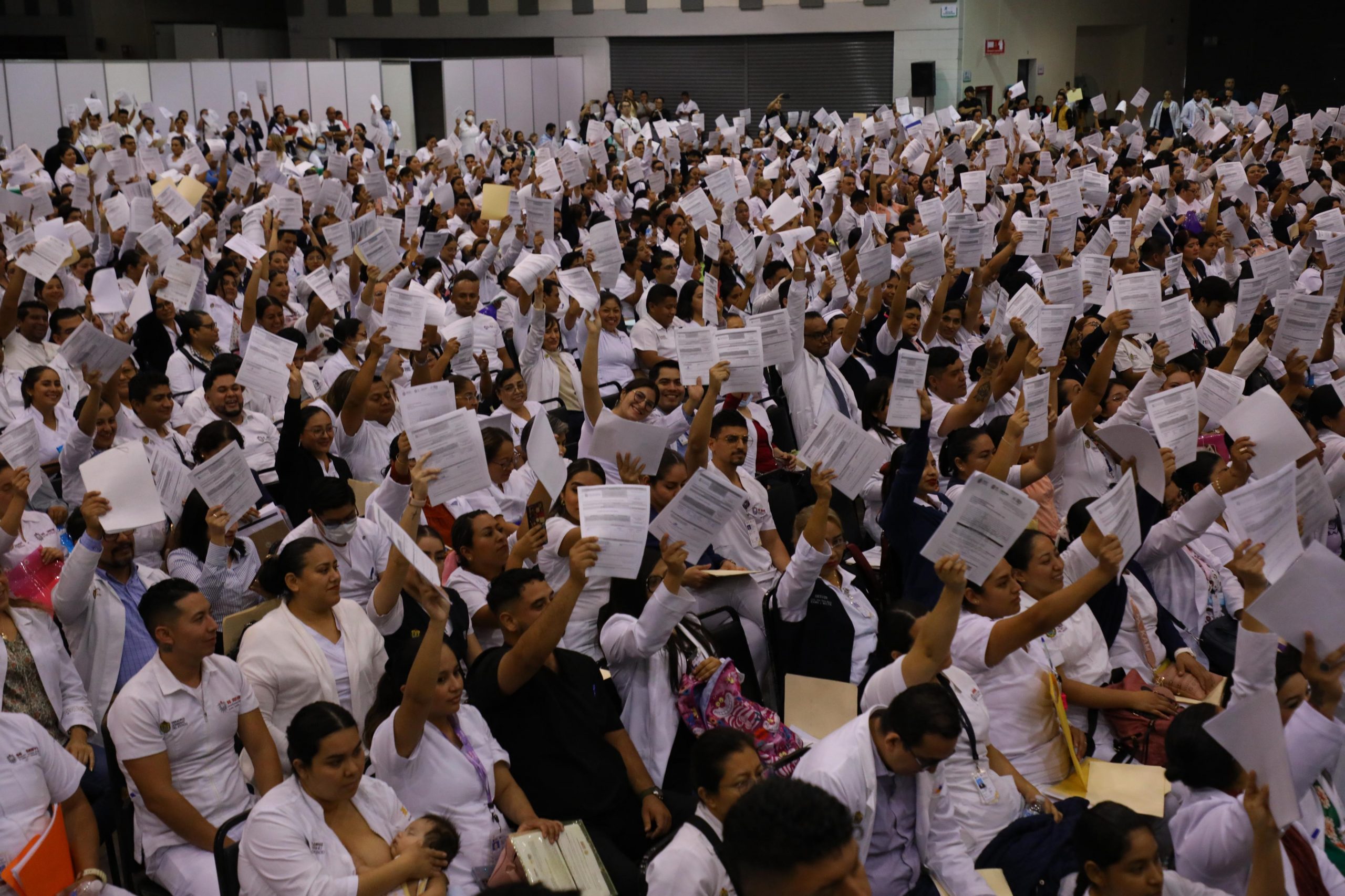 Entregan IMSS y gobierno de Veracruz basificación a 3 mil 328 trabajadores de la salud del IMSS-Bienestar