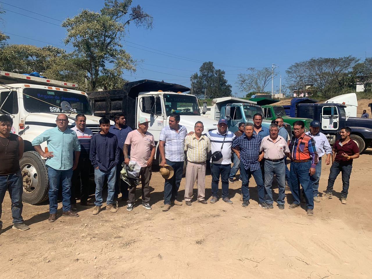 Camioneros de carga denuncias pagos bajos de constructora Grupxa