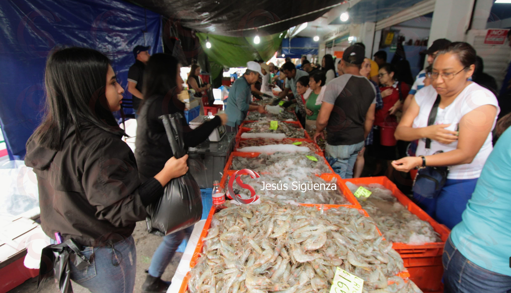 Abarrotadas las pescaderías del mercado "La Rotonda" Marisquerias-10
