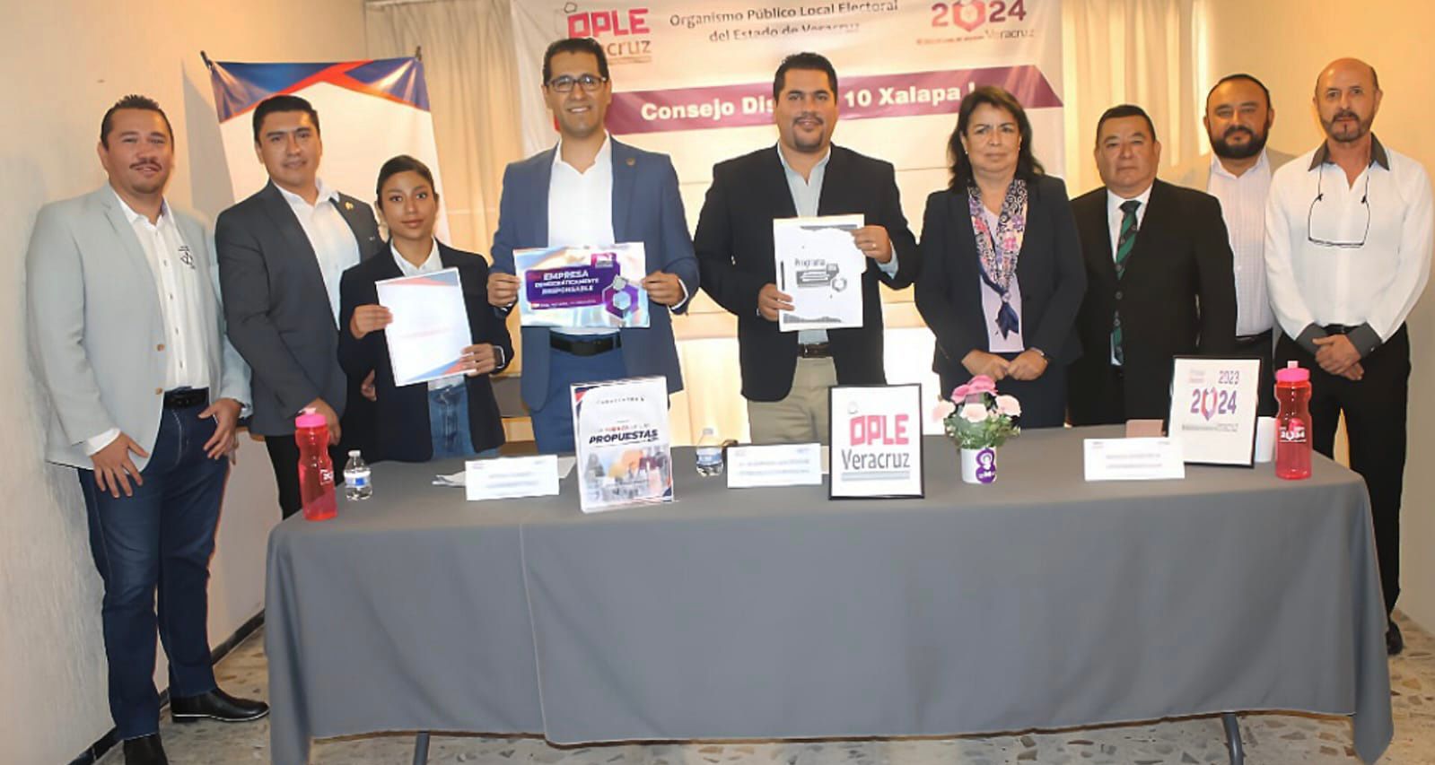 Representantes del OPLE Veracruz y CANACINTRA Xalapa presentan el distintivo oficial de la campaña “Empresas Democráticamente Responsables” Representantes del OPLE Veracruz y CANACINTRA Xalapa presentan el distintivo oficial de la campaña “Empresas Democráticamente Responsables”