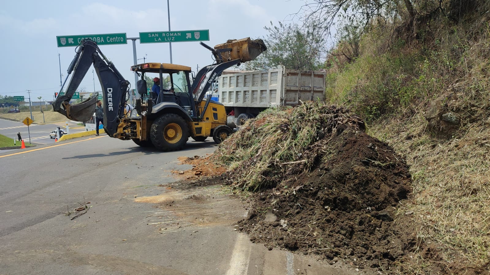 Exhortan a no tirar basura en bulevares de acceso a la ciudad de Córdoba IMG-20240426-WA0059