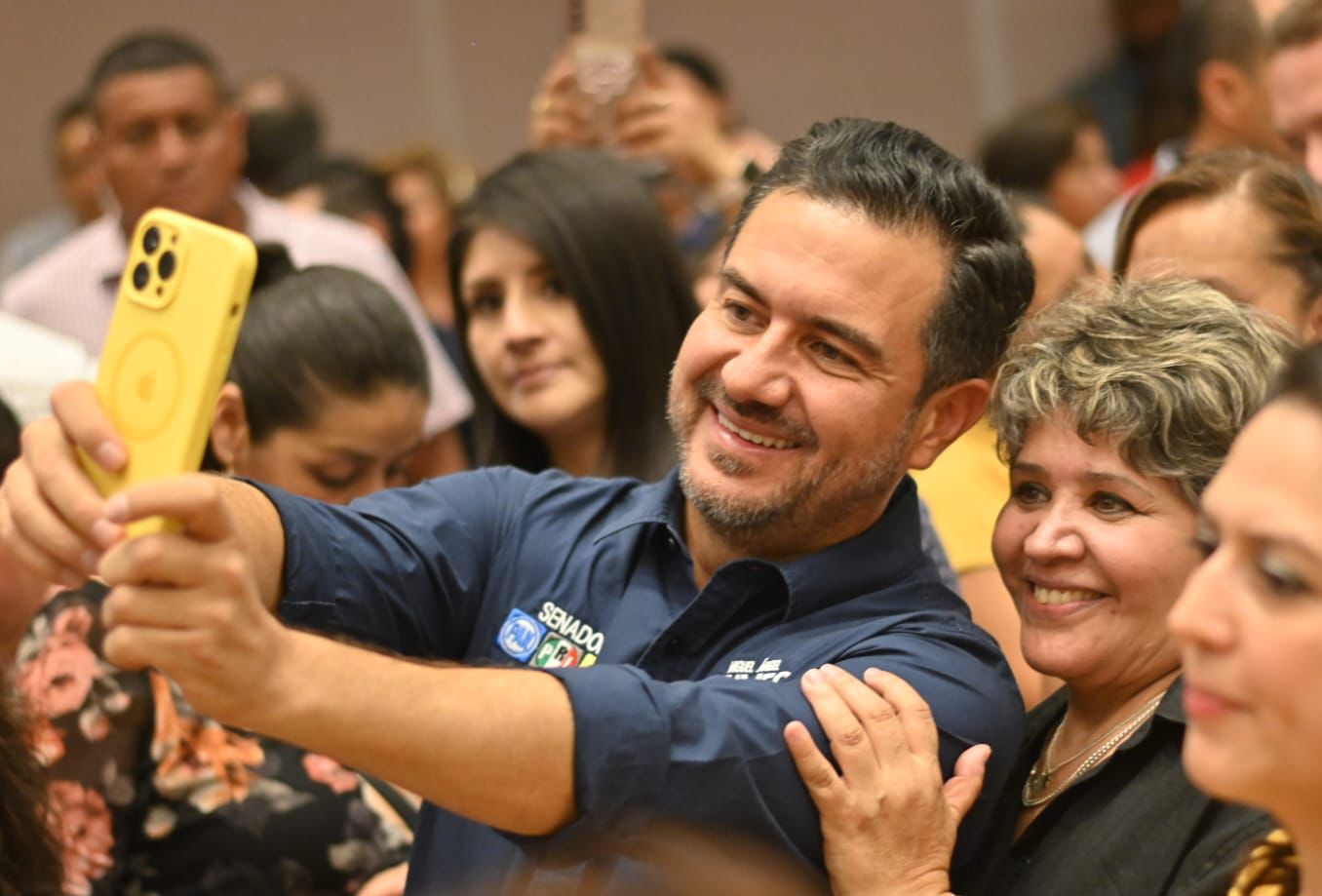 Firma Miguel Ángel Yunes Márquez compromisos con Mujeres TodasMX Miguel Ángel Yunes Márquez