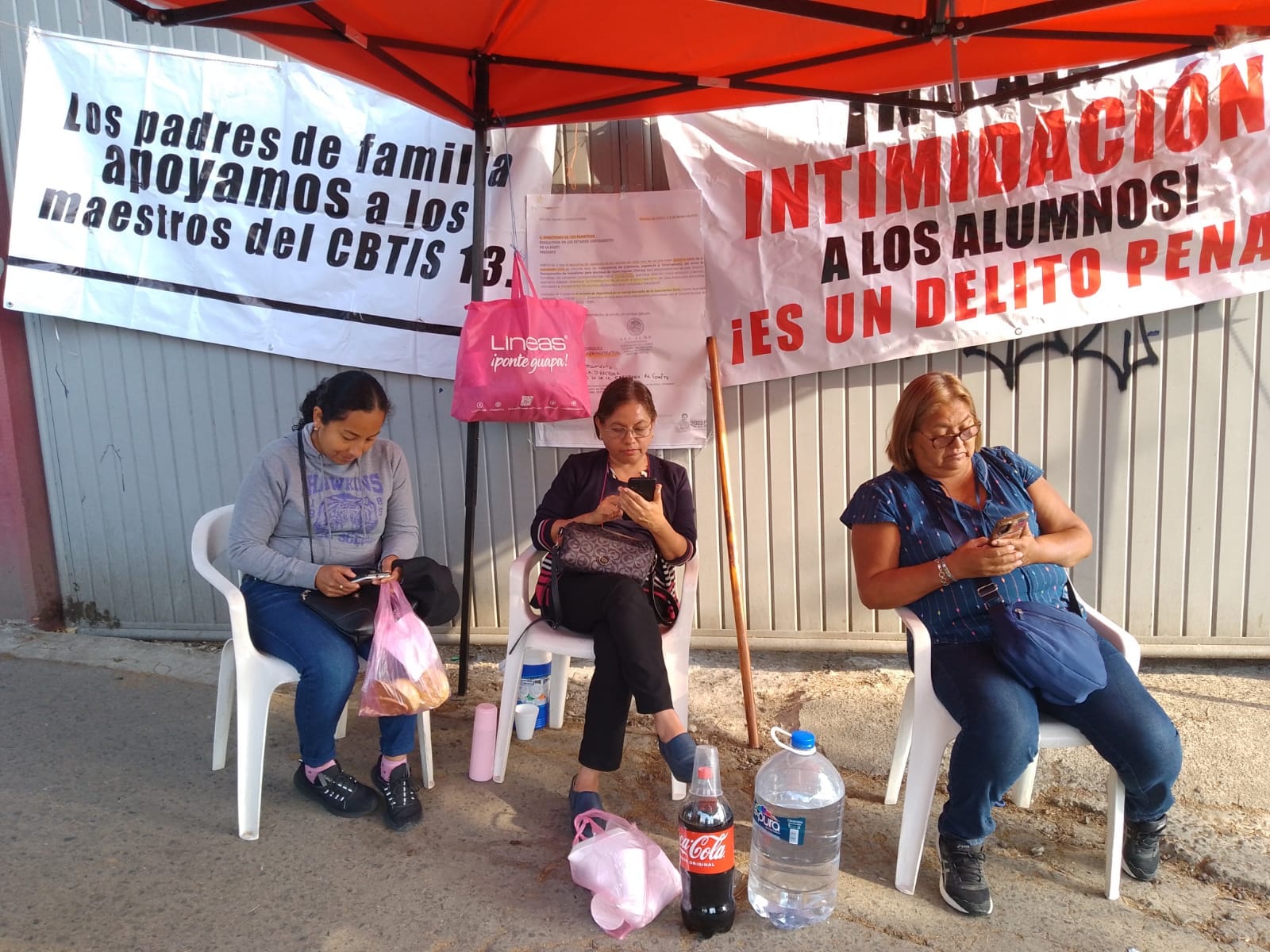 Padres de familia del CBTIS 13 de Xalapa toman las instalaciones; exigen salida de la directora IMG-20240502-WA0003