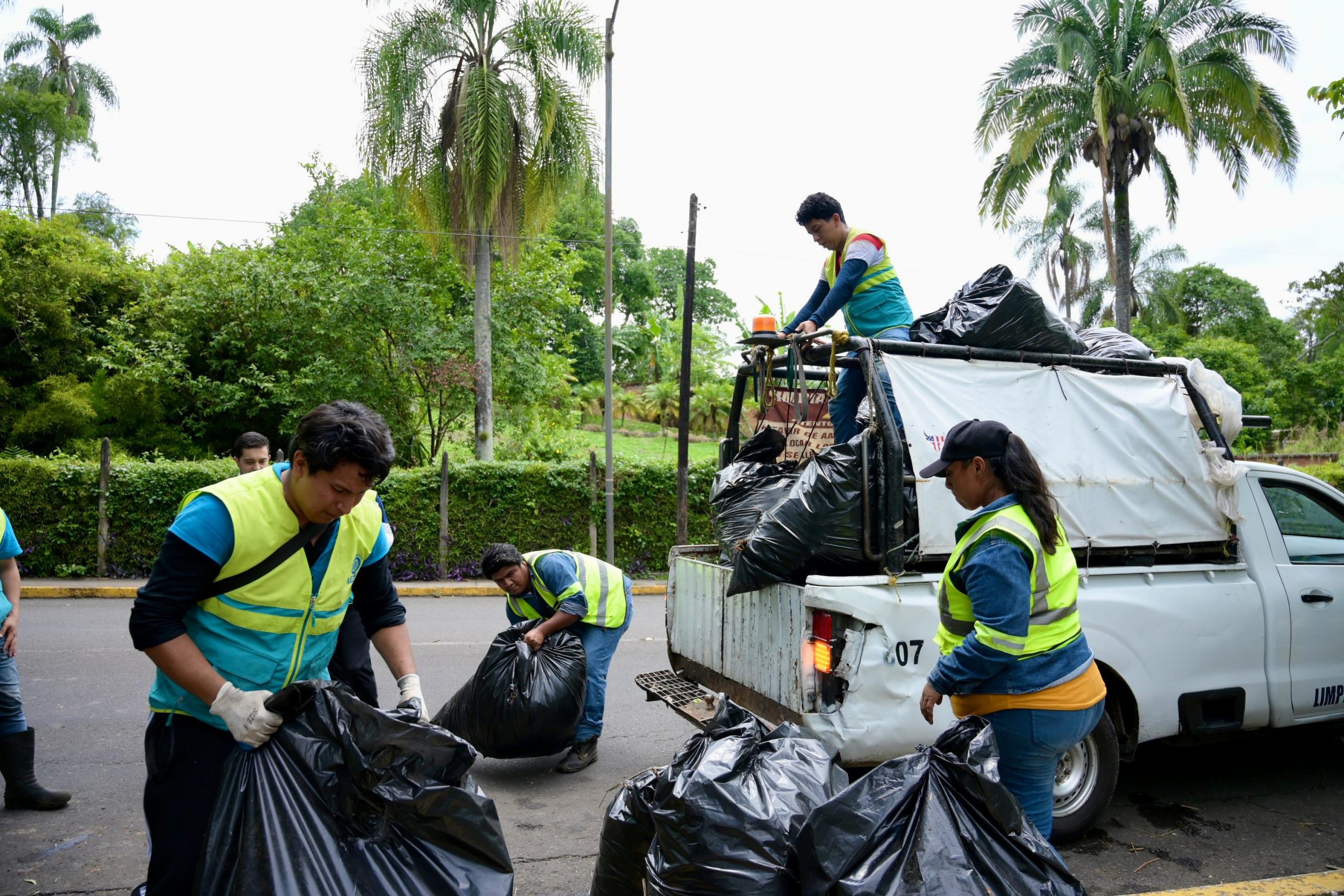 Limpieza de río-Recogiendo basura