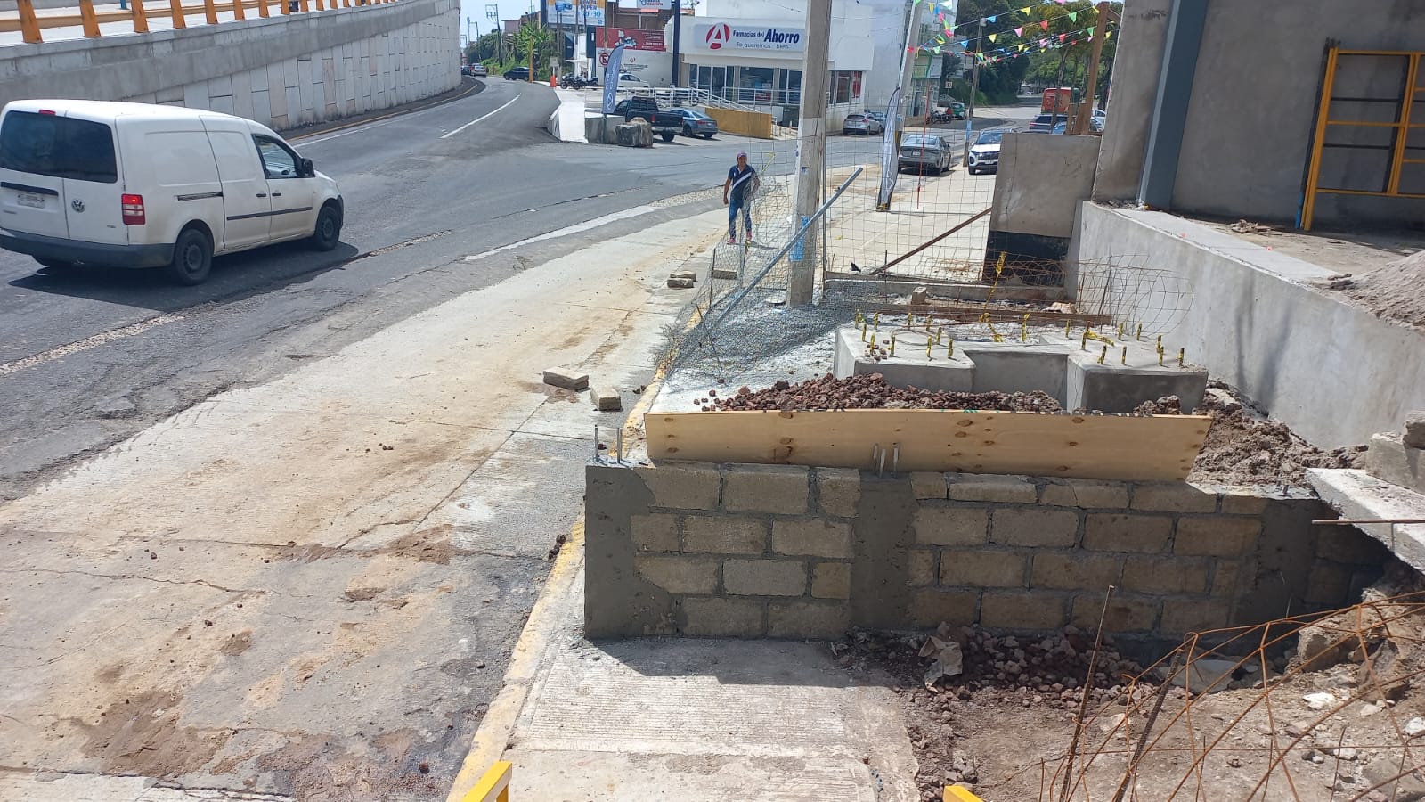 Agencia de autos construye muro sobre banqueta en El Olmo muro sobre banqueta