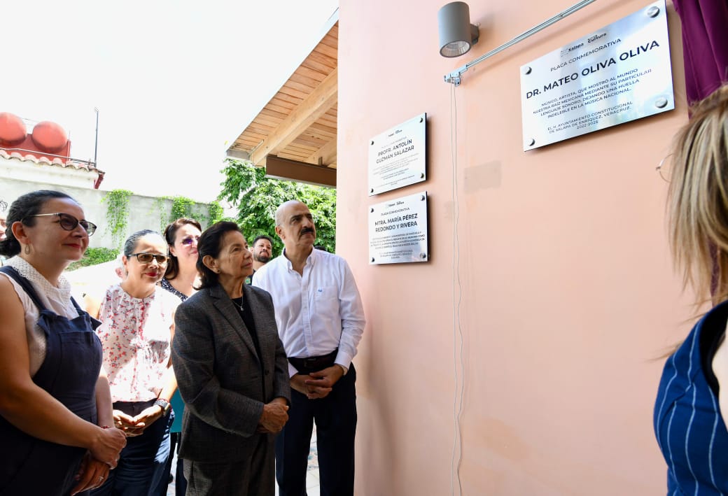 Devela Ricardo Ahued placa en honor de Mateo Oliva ahued placa