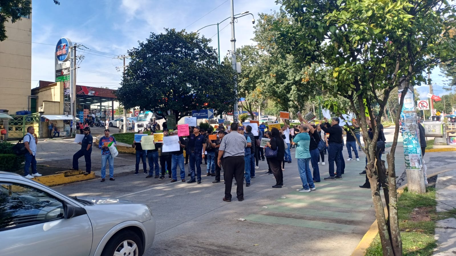 Trabajadores salen a las calles para denunciar la falta de equipo en Radio Televisión de Veracruz (RTV) Manifestación RTV