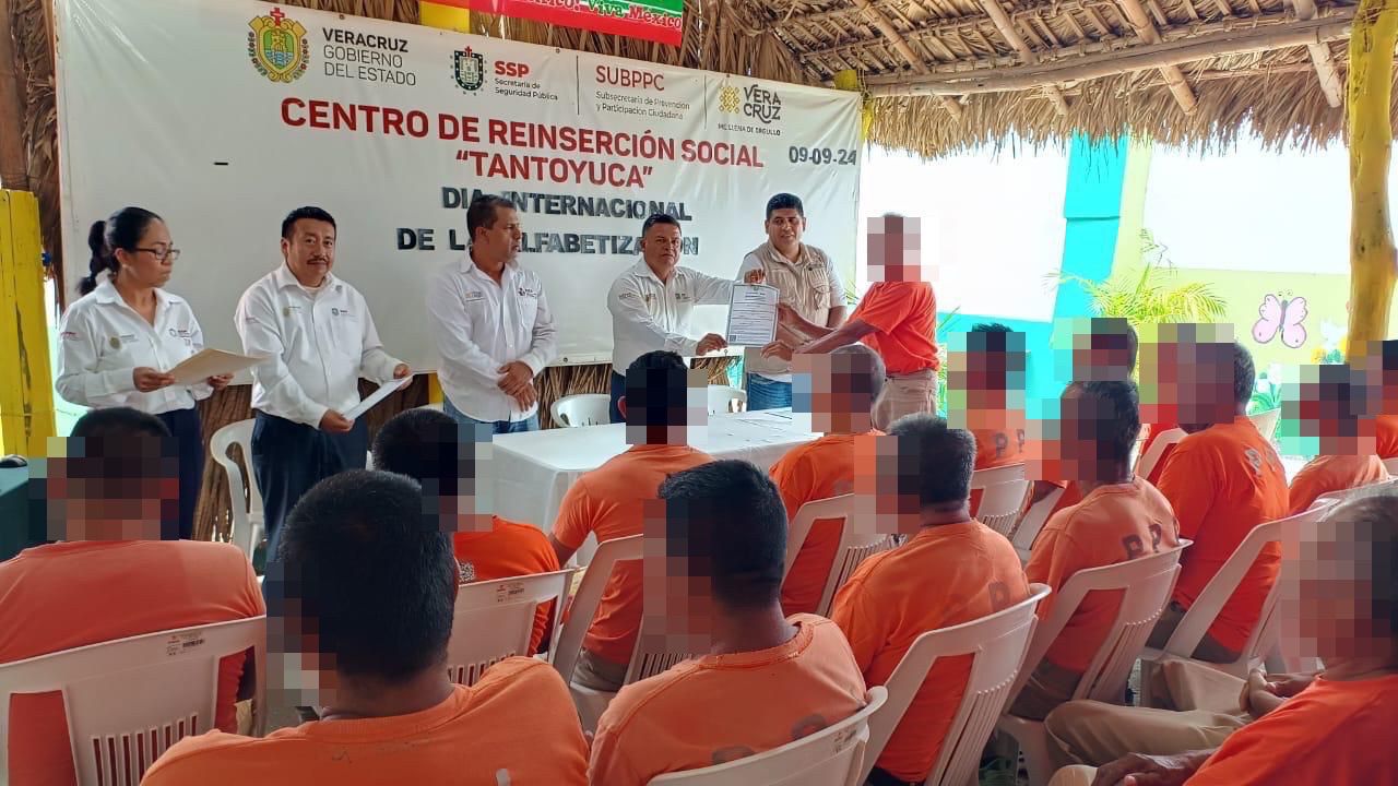 Concluyen exitosamente 109 internos su educación básica internos graduados