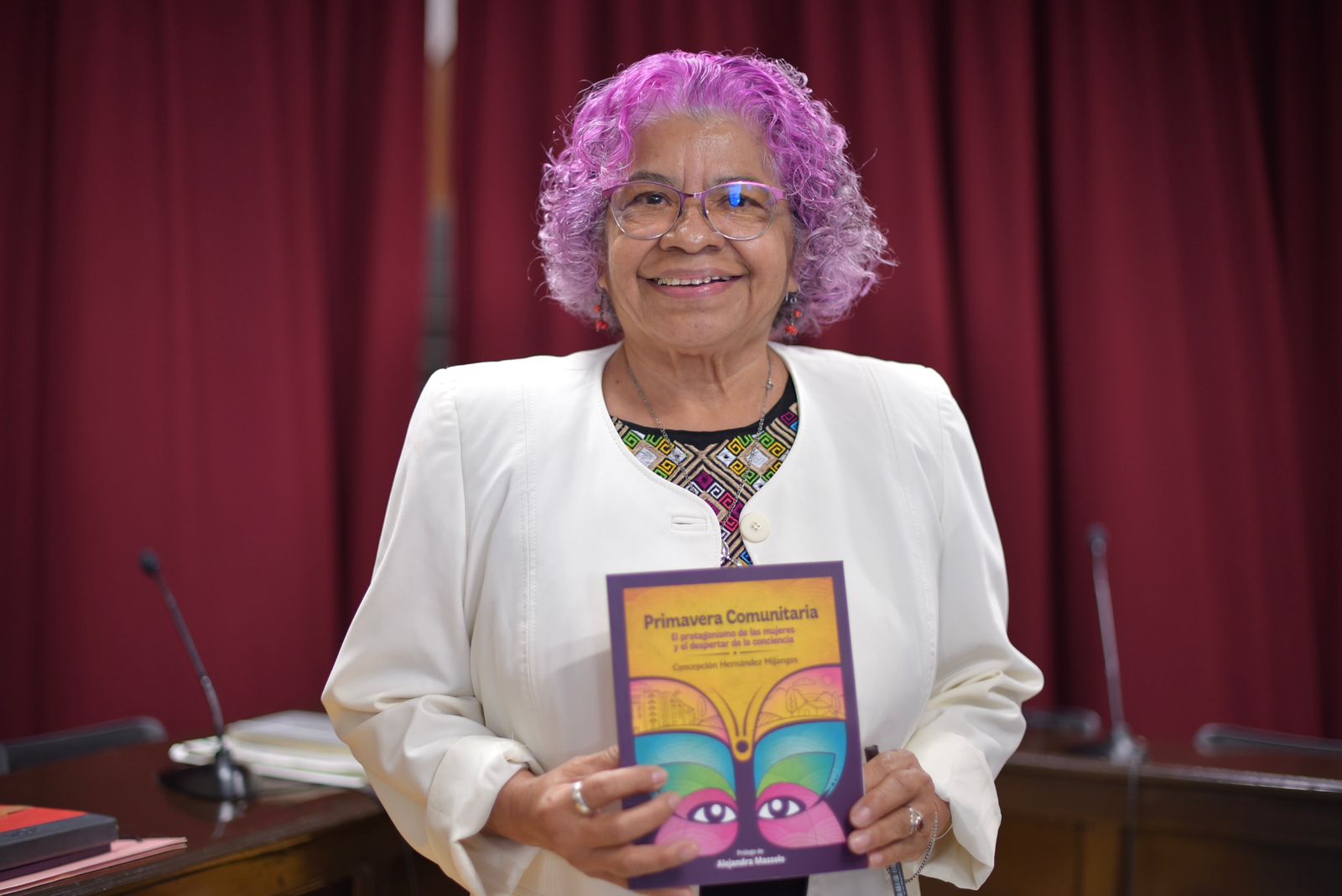 Presentan en el Congreso de Veracruz el libro “Primavera comunitaria” Concepción Hernández Mijangos