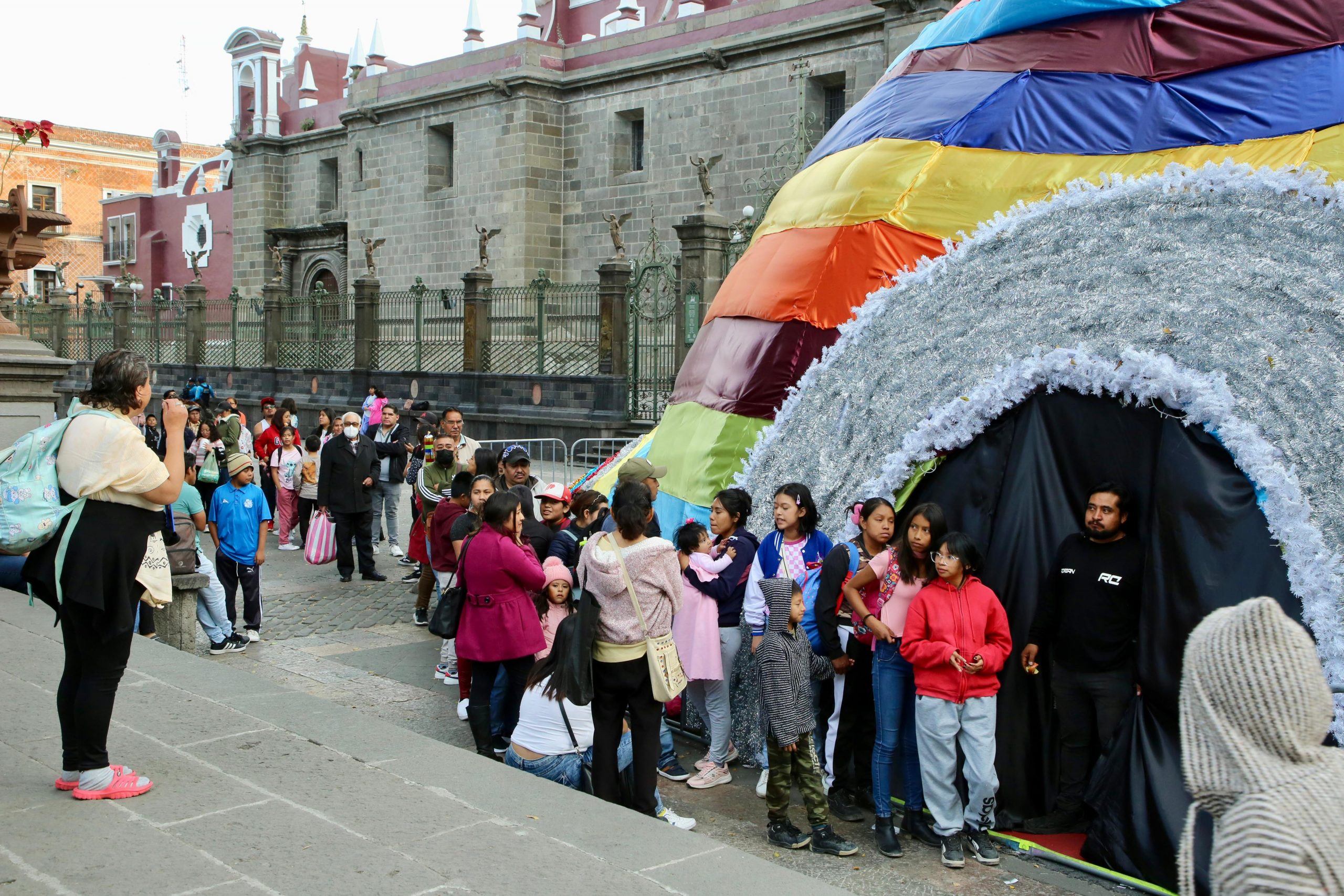 Gobierno de Puebla realiza la Piñata Sensorial "Habla con Santa" piñata sensorial