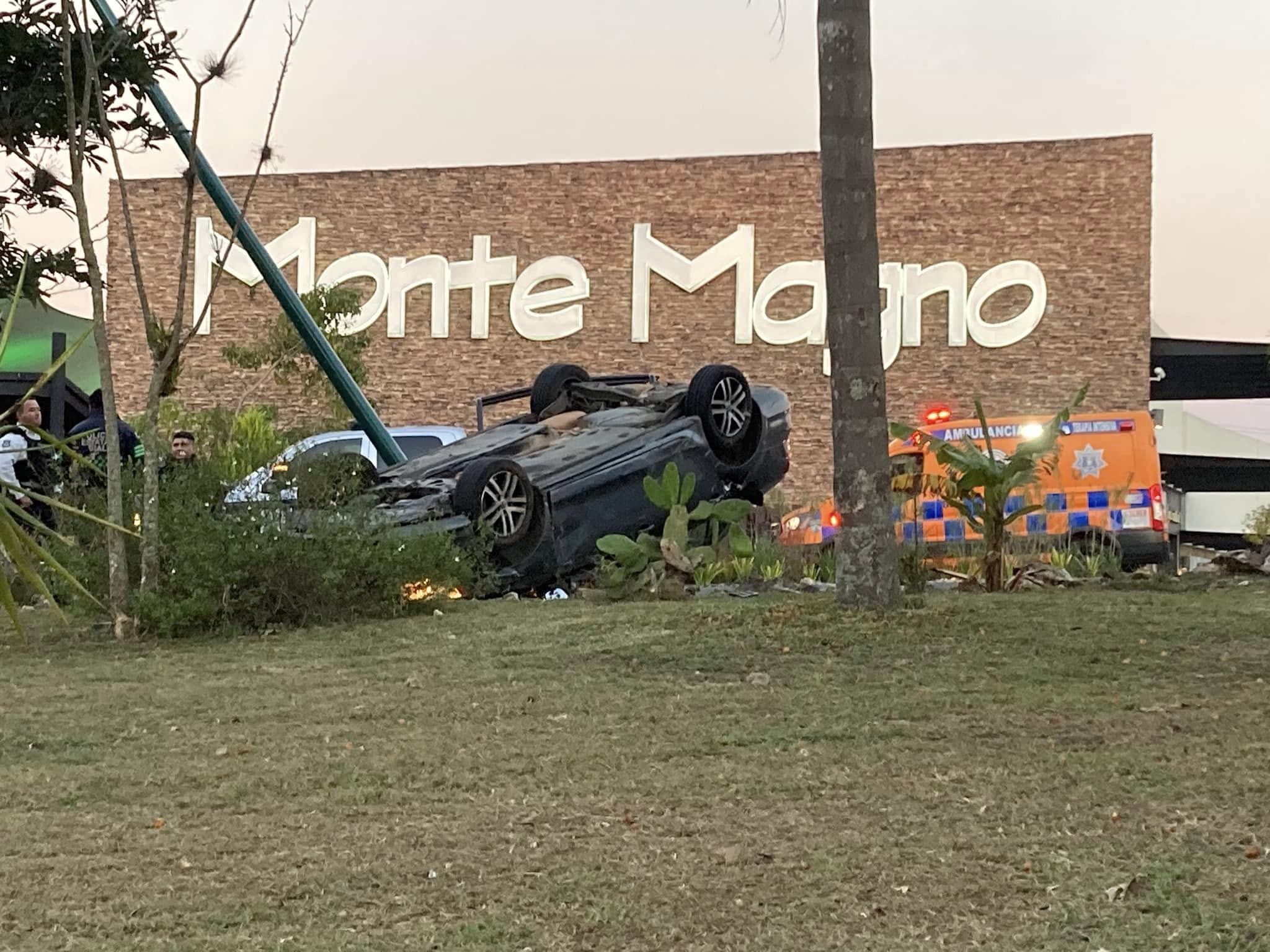 Se registra volcadura en Monte Magno 474099512_1440998377030597_1747155727646731121_n