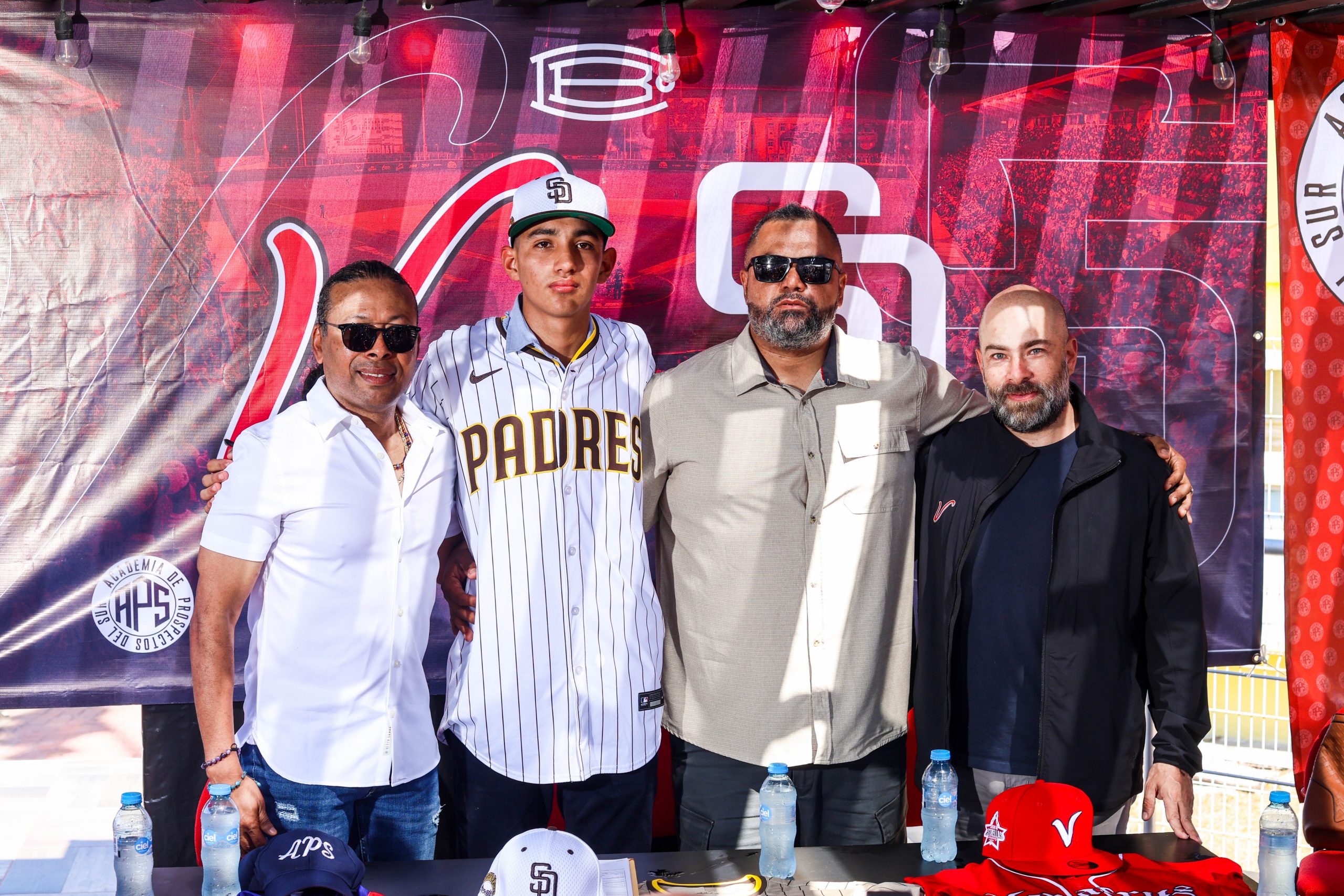 San Diego firma a veracruzano FIRMA SAN DIEGO JERONIMO PALMEROS 26 ENE 25-0895