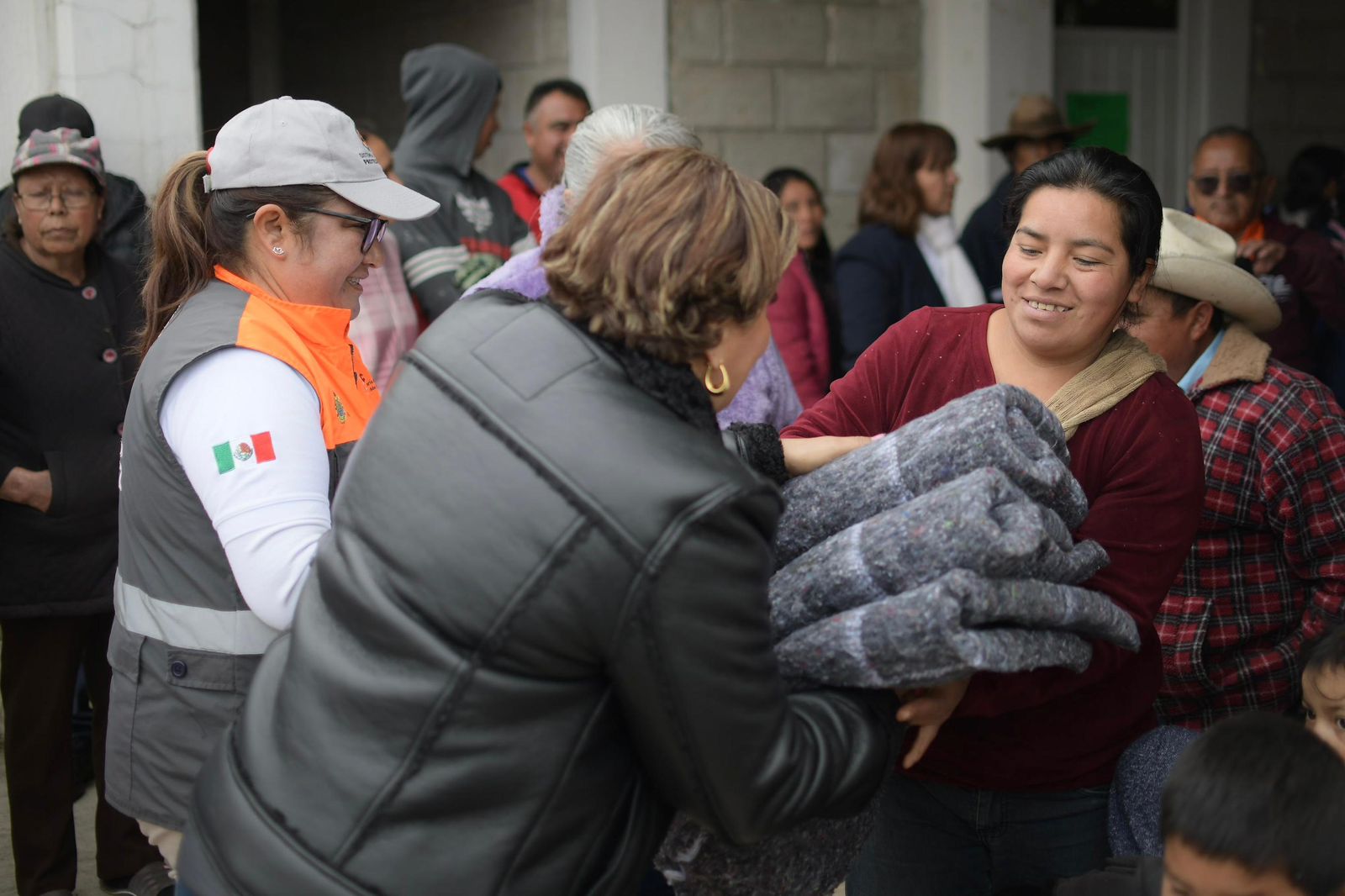 Arranca Gobierno del Estado Caravana Abrigando Corazones cobertores