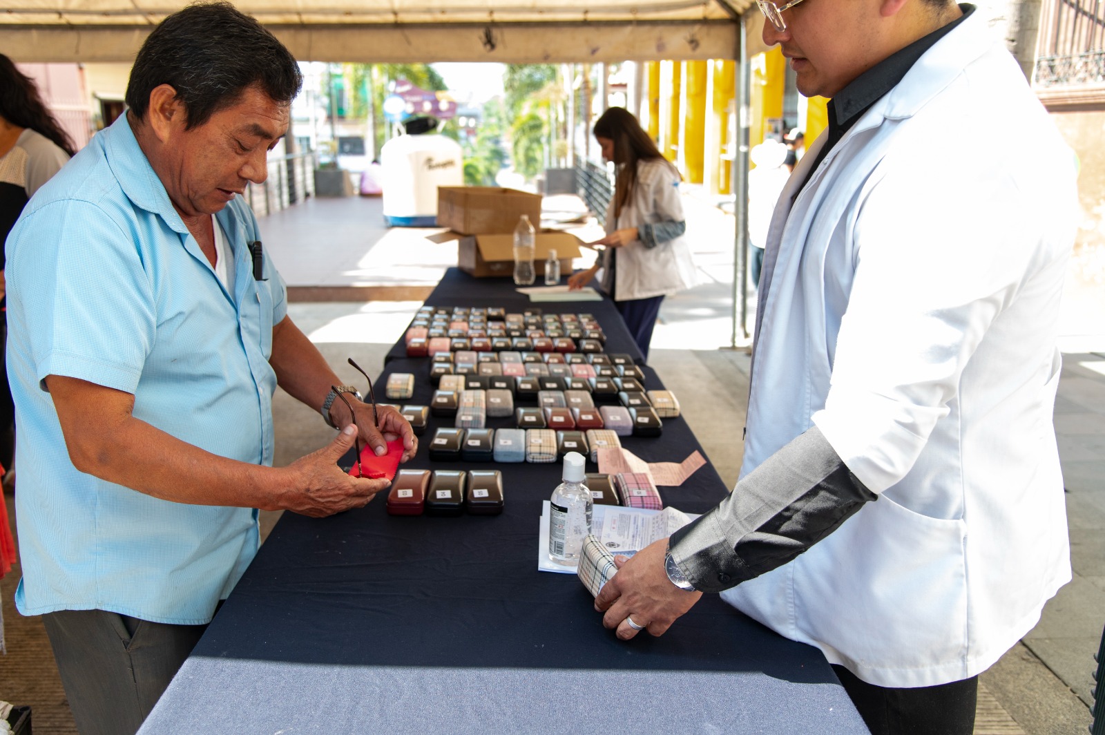 Desarrollo Social realiza entrega de lentes a bajo costo lentes