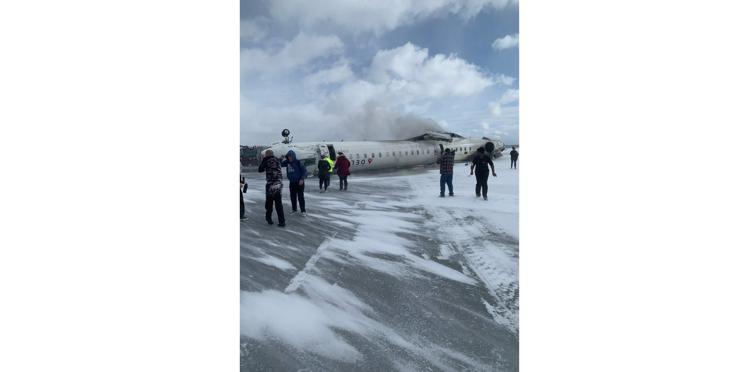 Un avión de Delta Airlines se estrelló y volcó en el impacto avión