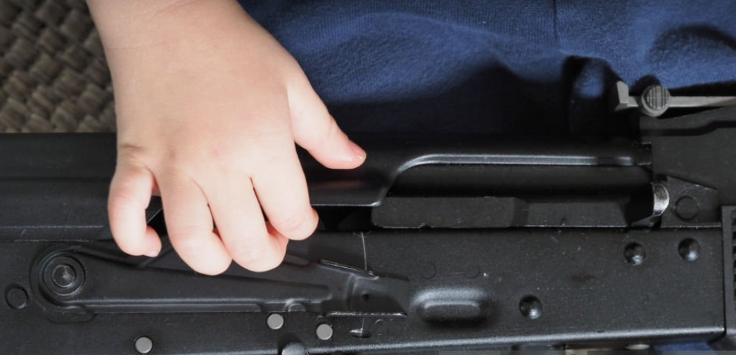 Niño dispara a su mamá por quitarle el celular en la Miguel Hidalgo; ya fue detenido pistola