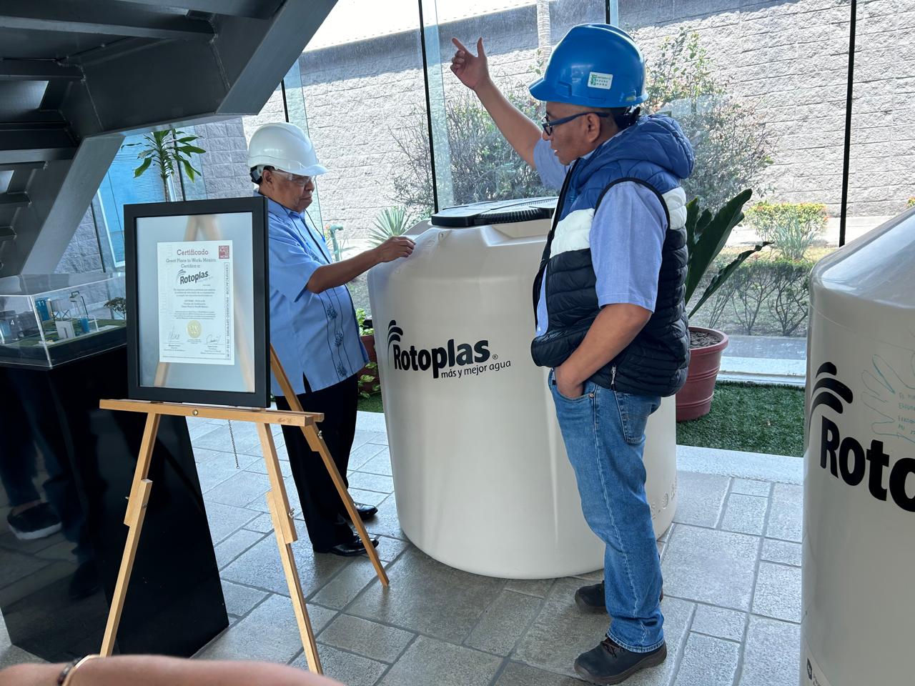 Logra alcalde Juan Martínez acuerdo con Rotoplas Veracruz para dotar de tinacos a Córdoba Rotoplas