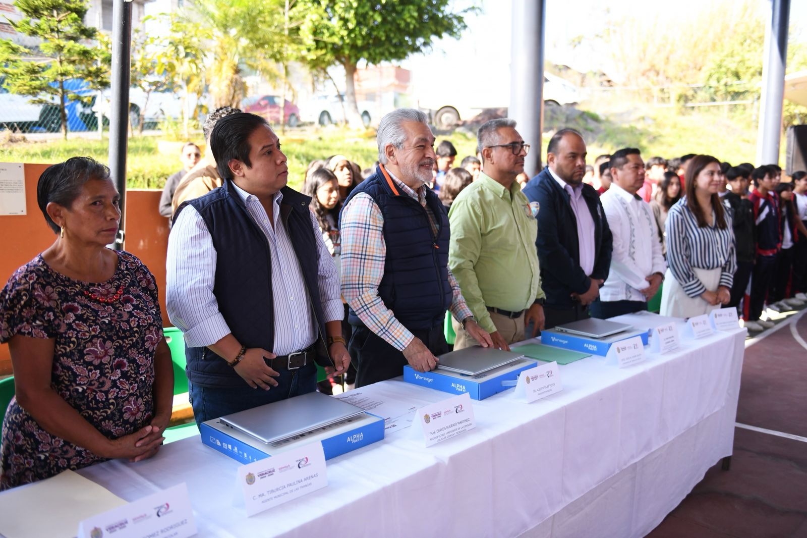 Entrega Alberto Islas equipo de cómputo a estudiantes de bachillerato WhatsApp Image 2025-03-06 at 11.23.23 AM