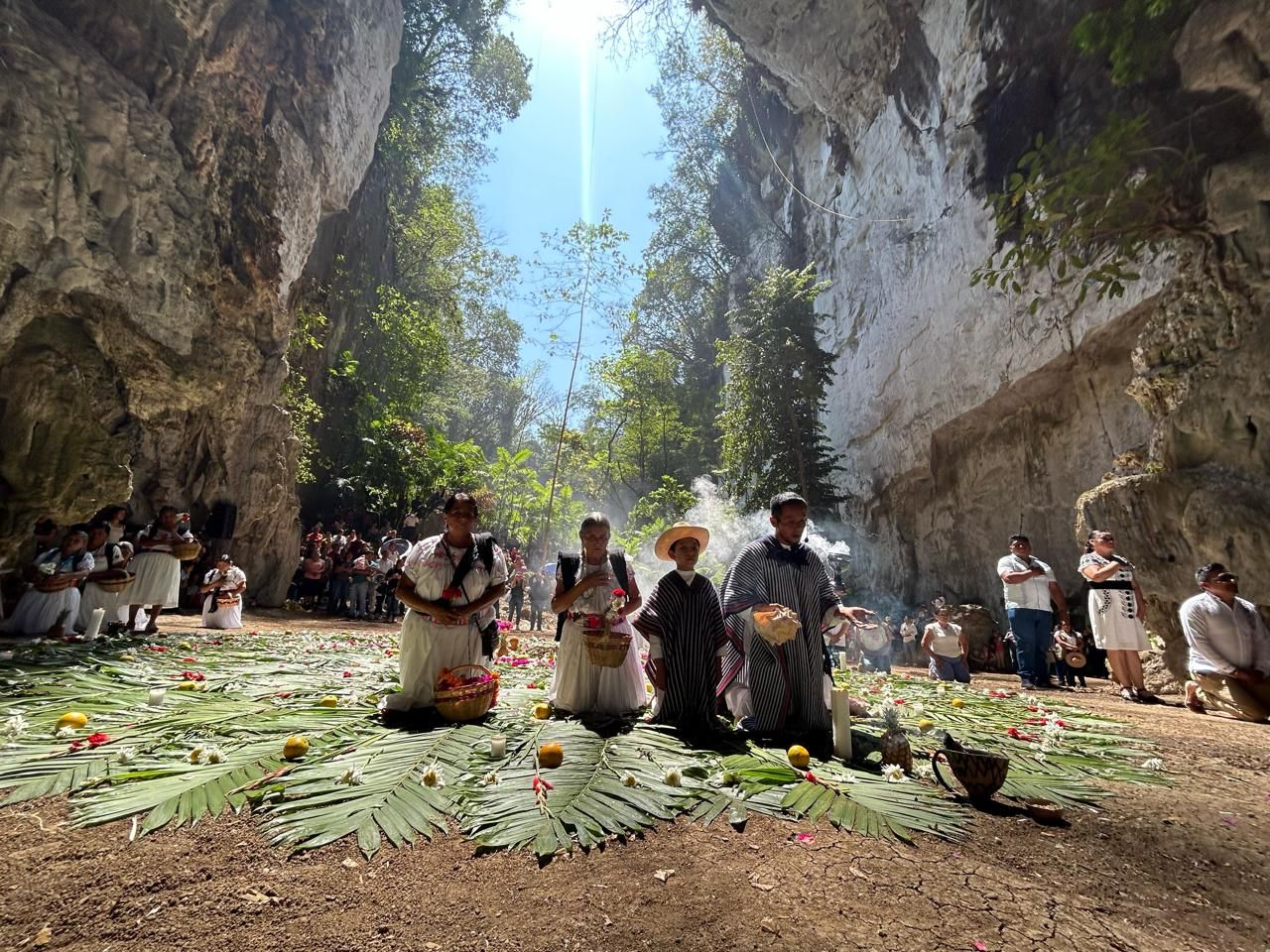 Más de 4 mil personas celebran los Xochitlallis en la Cueva de las Golondrinas Xoxhitlallis-Zongolica