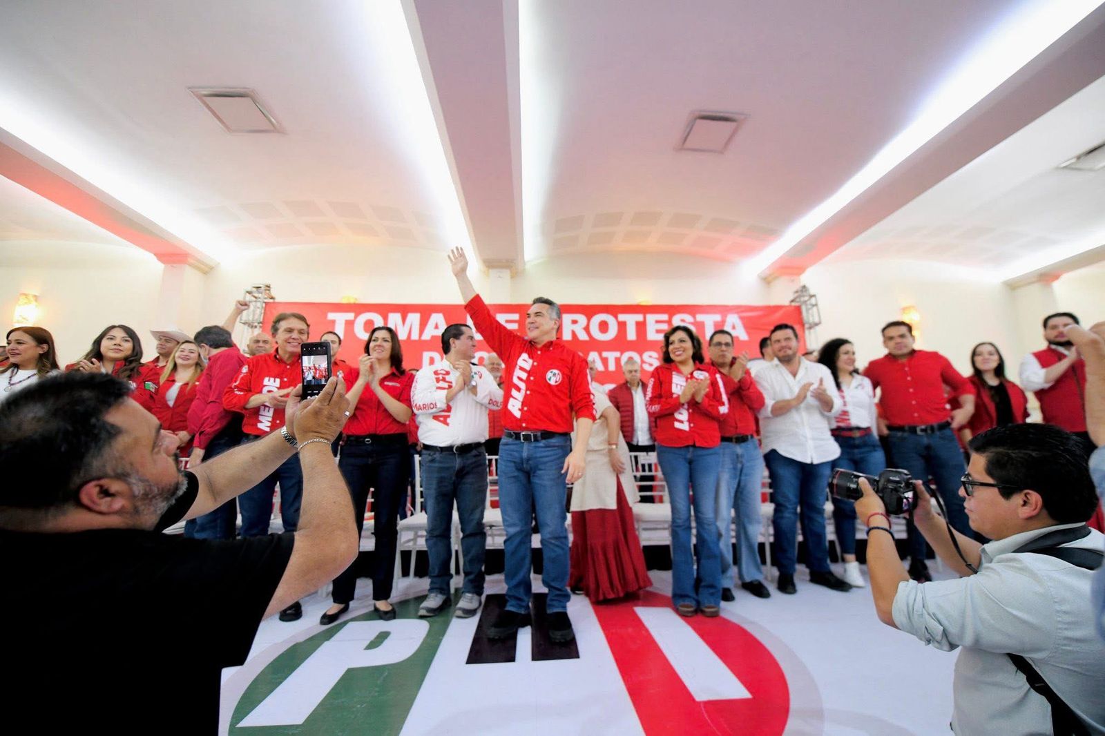 Toma Alejandro Moreno Cárdenas protesta a candidatas y candidatos a alcaldes en Veracruz Alito Moreno