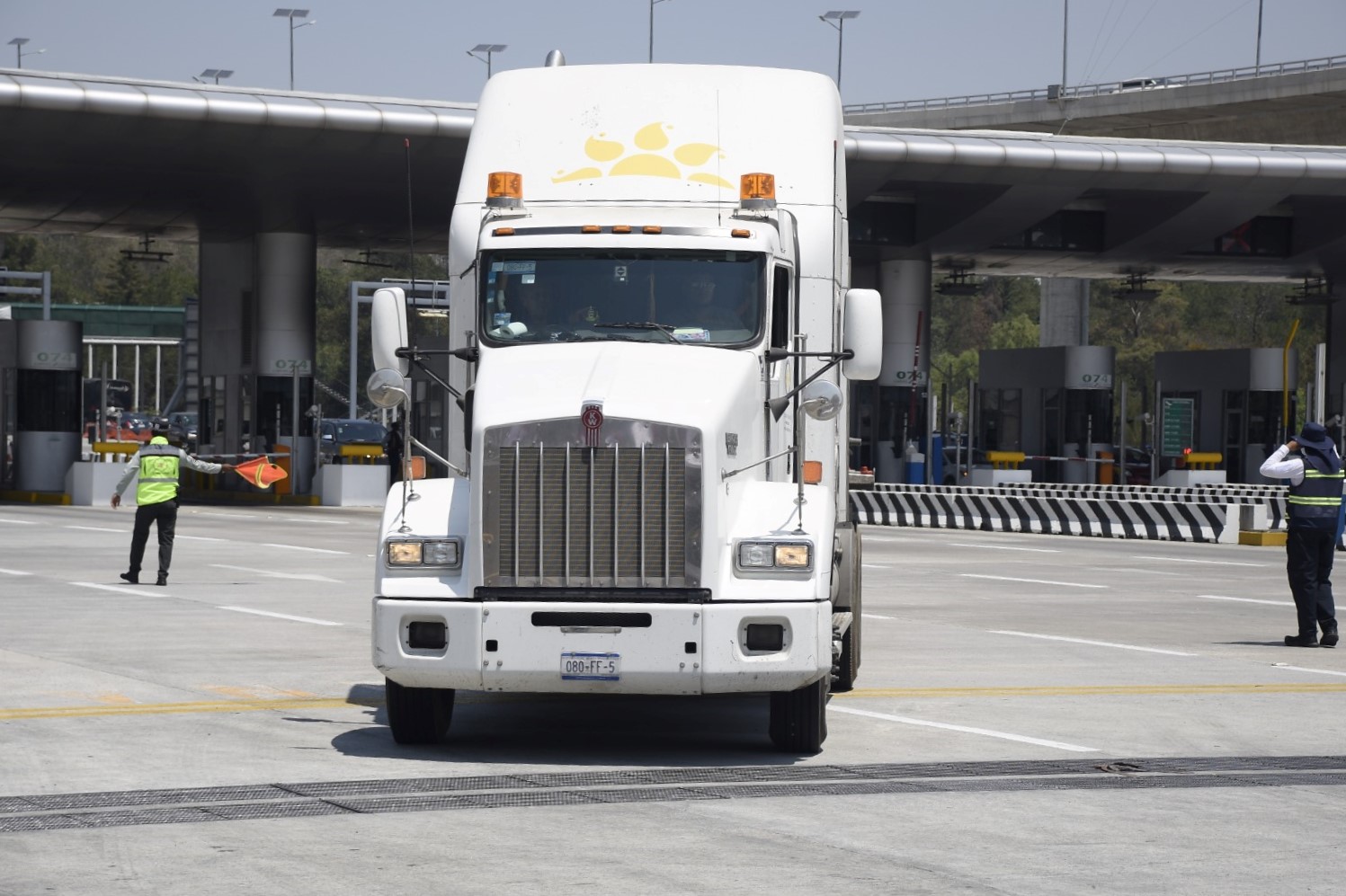 Habrá horario especial para autotransporte de carga y grúas durante las vacaciones de Semana Santa: SICT camión de carga