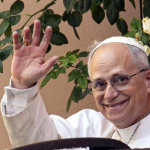 ¿Debe el Papa pagar al fisco del Tío Sam?