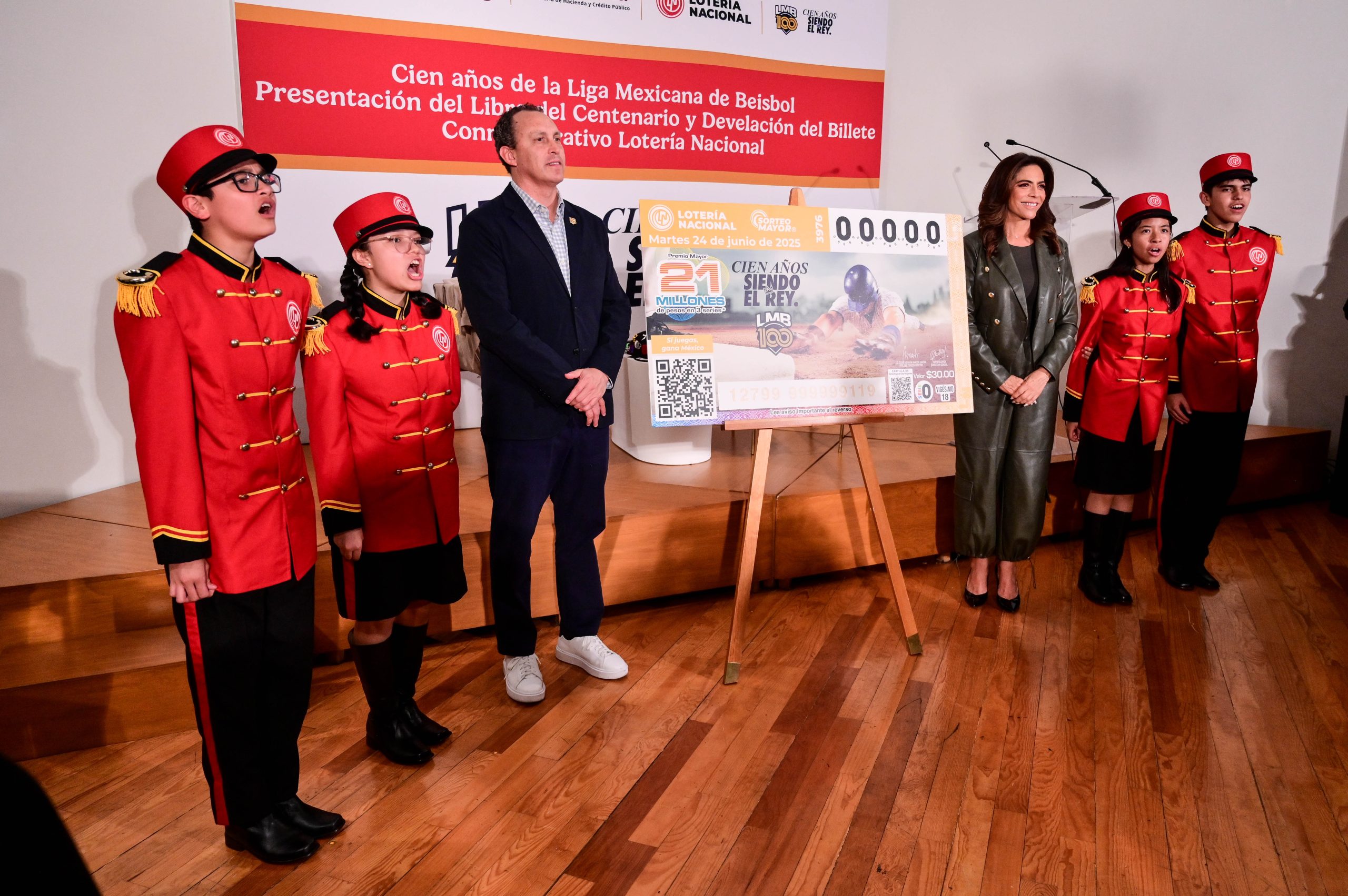 Presentación del libro y develación del billete de Lotería Nacional en conmemoración del Centenario de la LMB Billete conmemorativo-Lotería