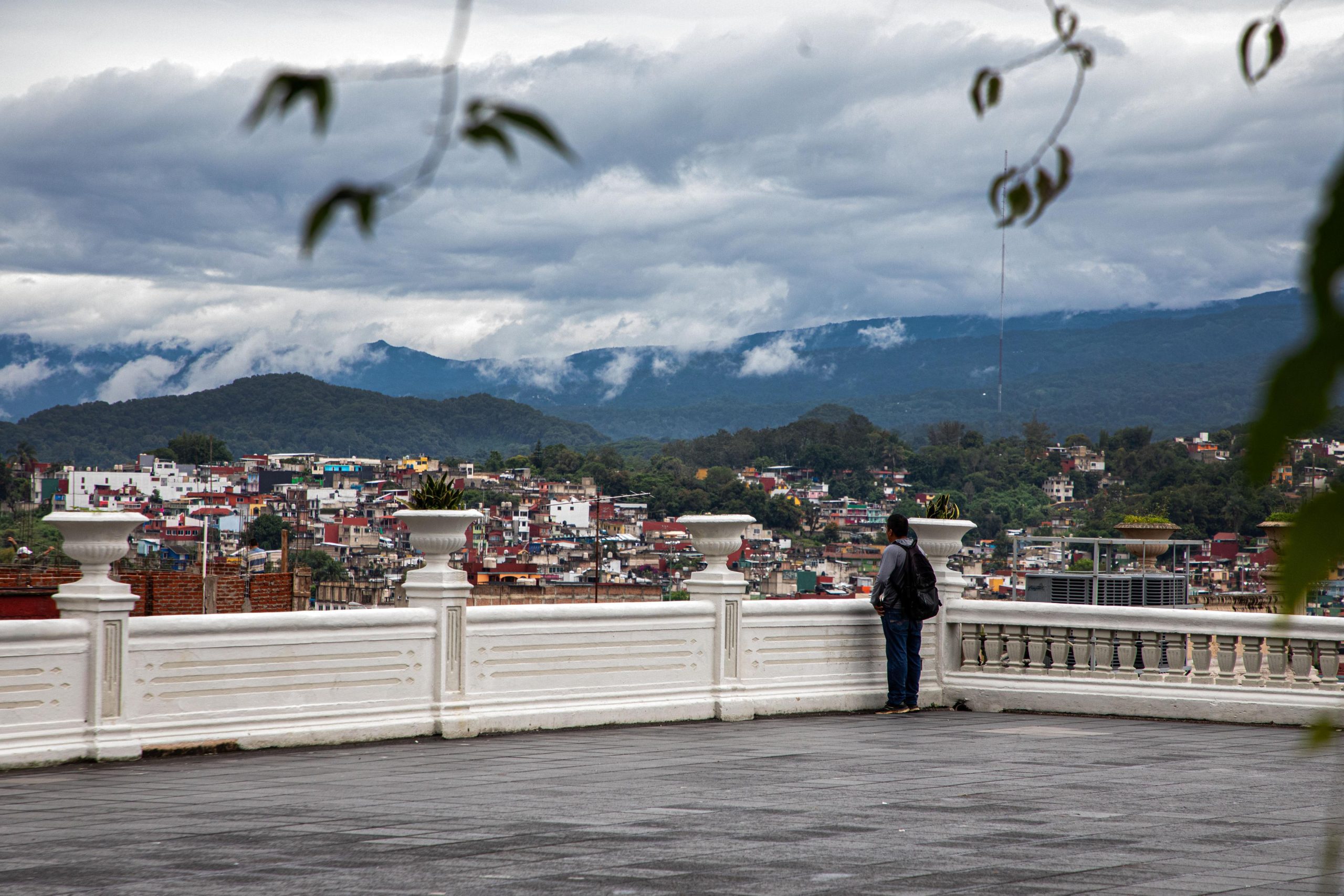 Persisten las condiciones para lluvia en Xalapa Parque Juárez-nublado