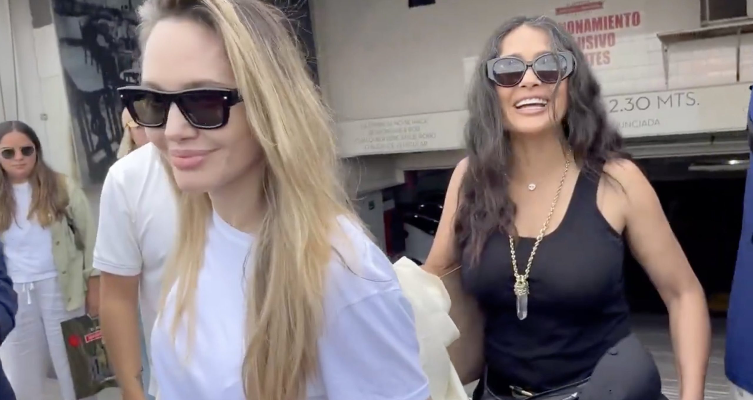 Disfrutan Salma Hayek y Angelina Jolie café de Veracruz Angelina Jolie y Salma Hayek