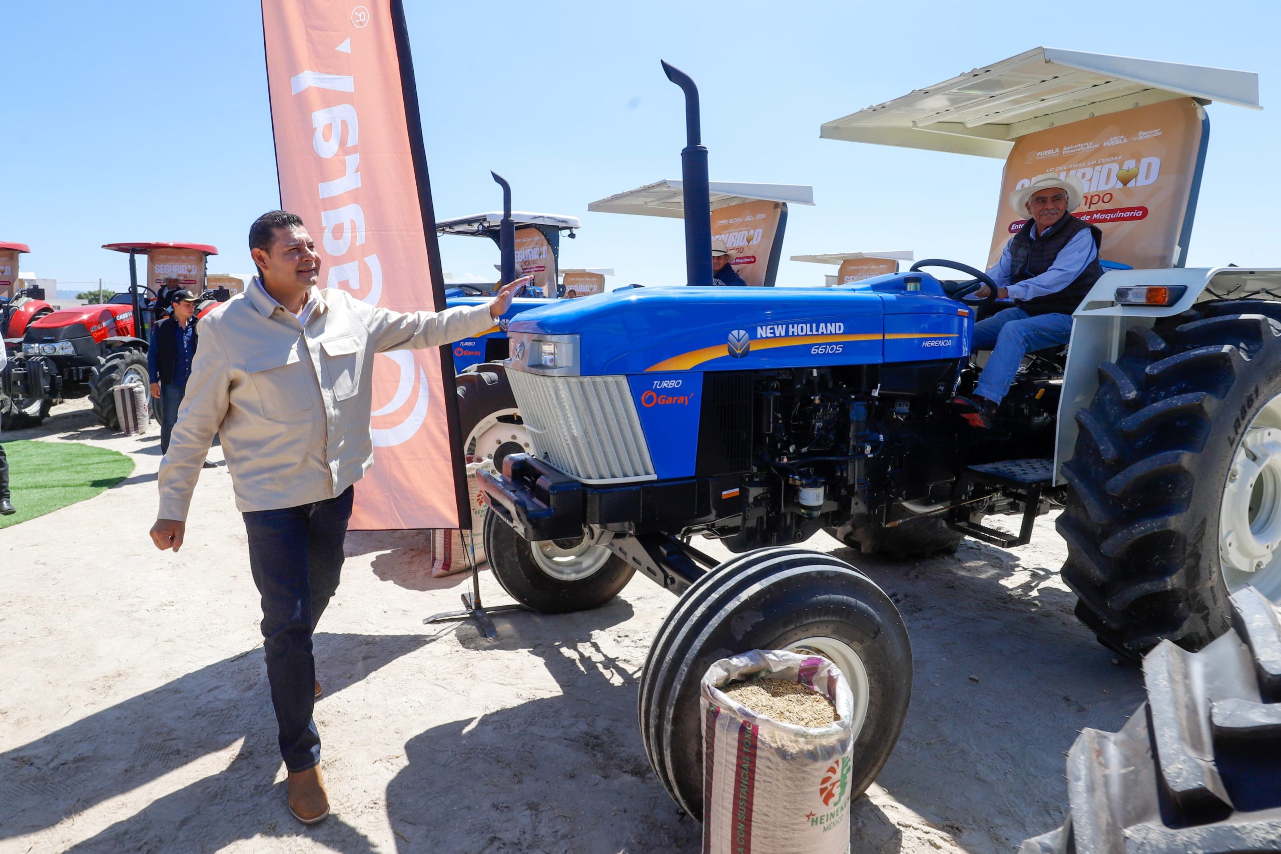 Gobierno de Puebla entrega 27 módulos de maquinaria, drones y tractores Tractores-Armenta